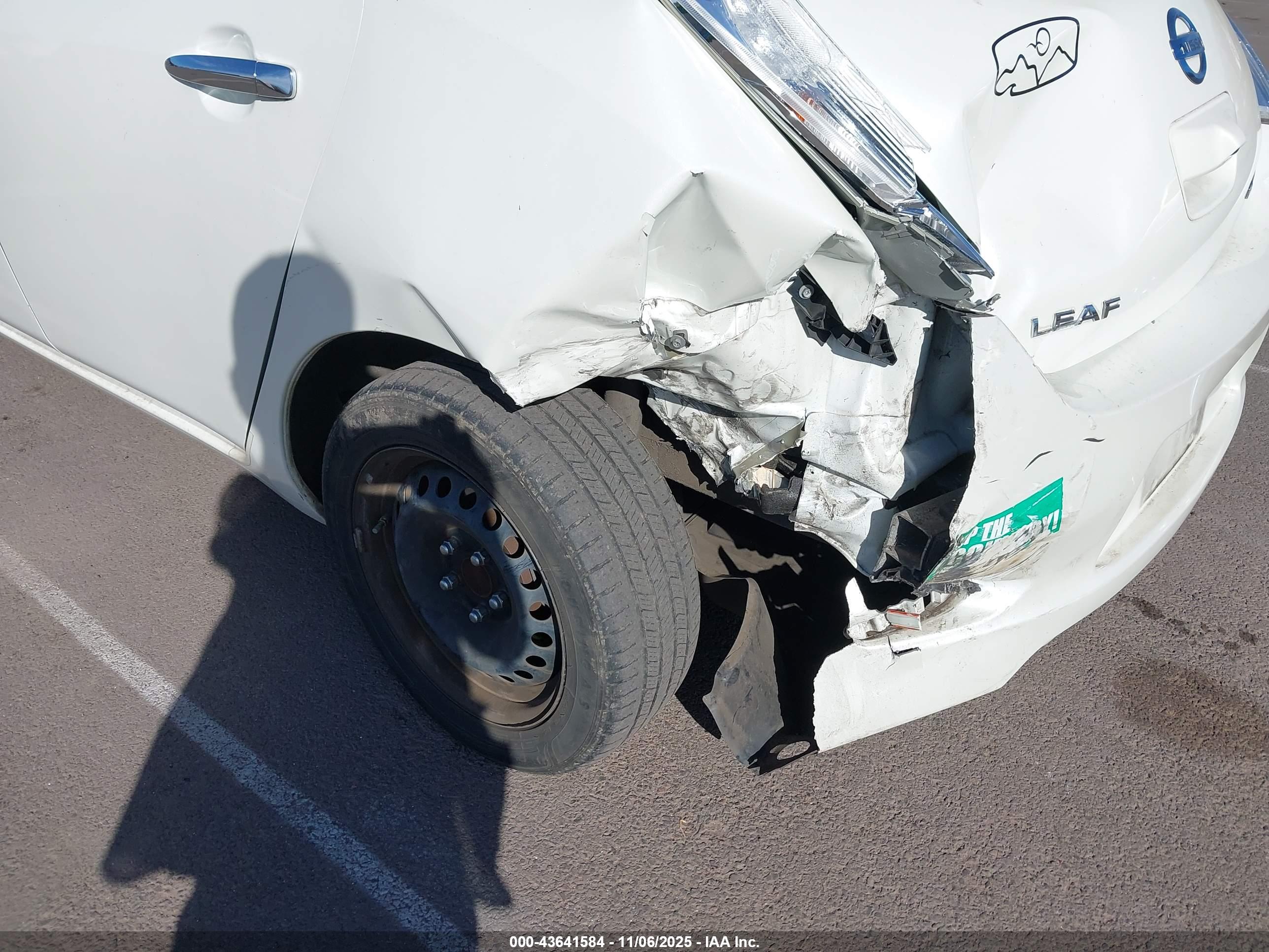NISSAN LEAF image 6