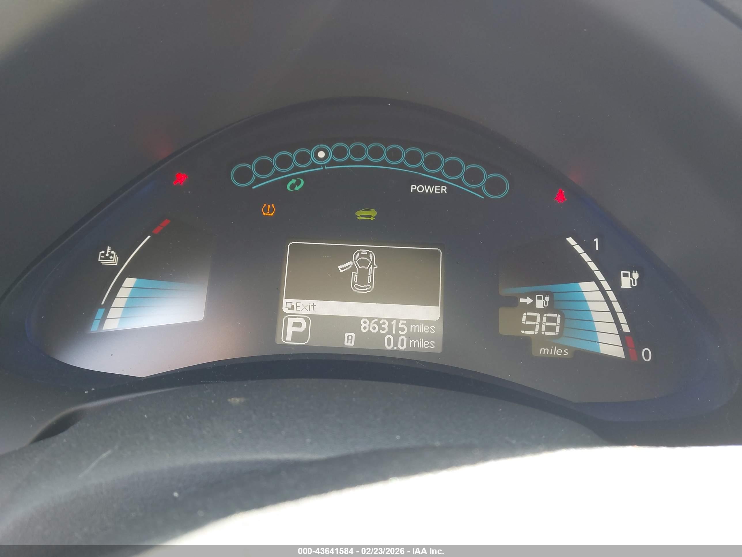 NISSAN LEAF image 7