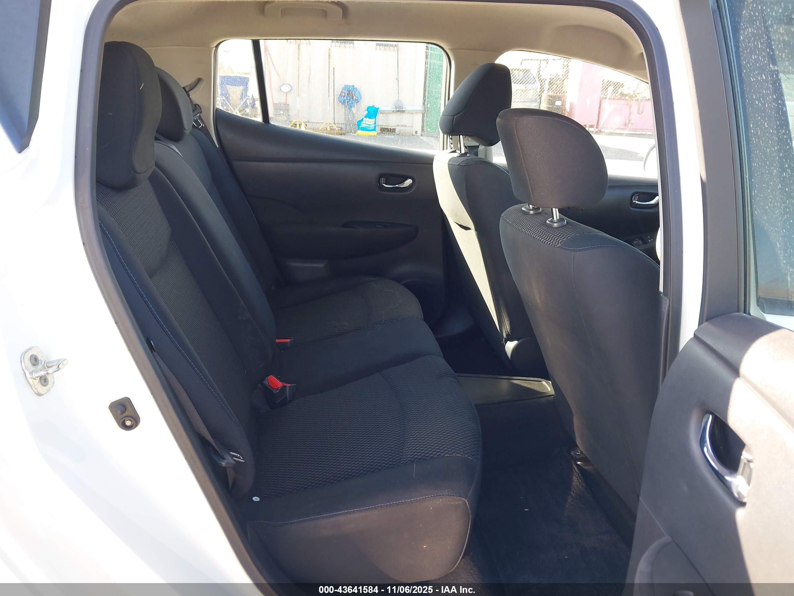 NISSAN LEAF image 8