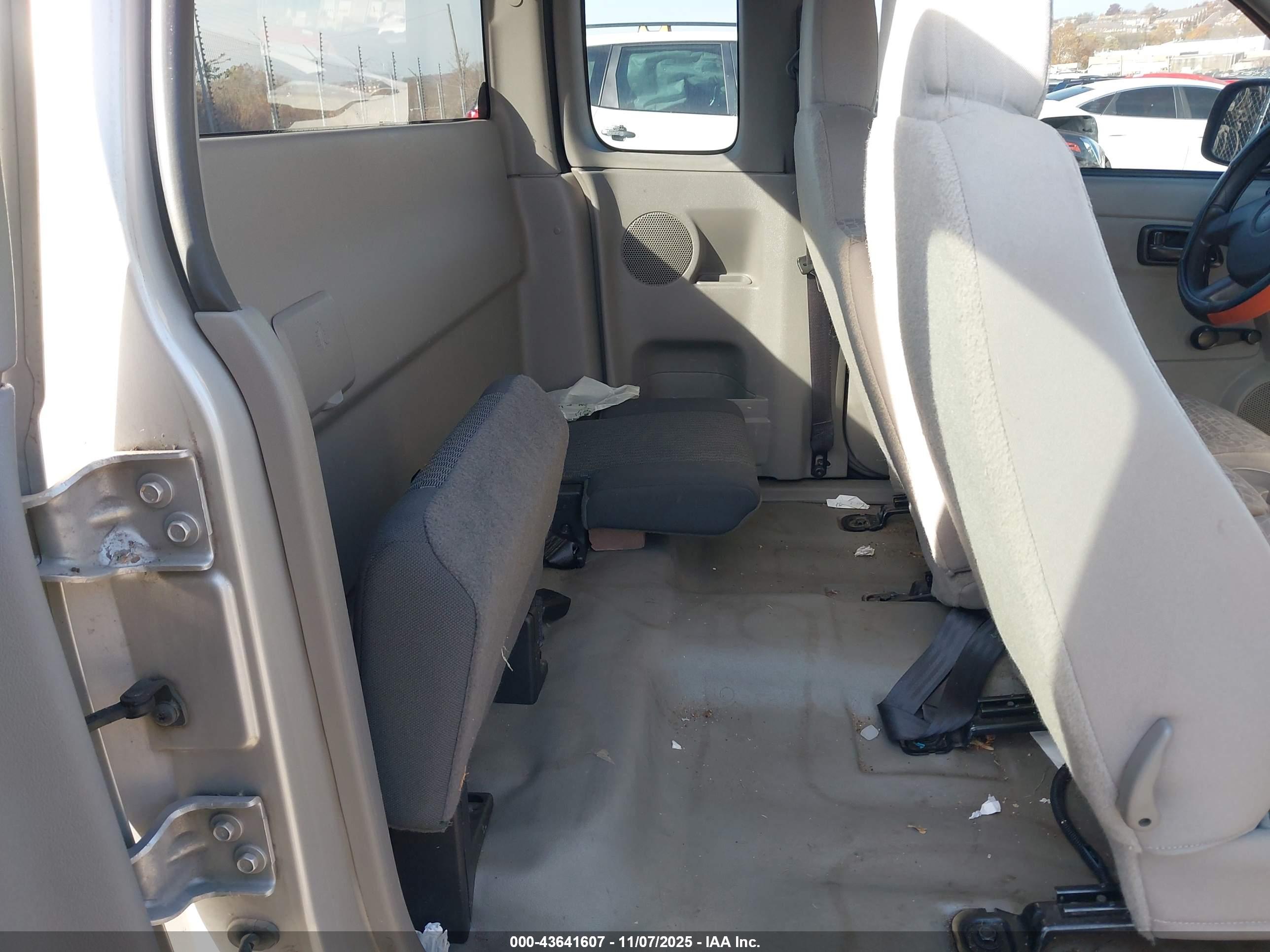 CHEVROLET COLORADO image 8