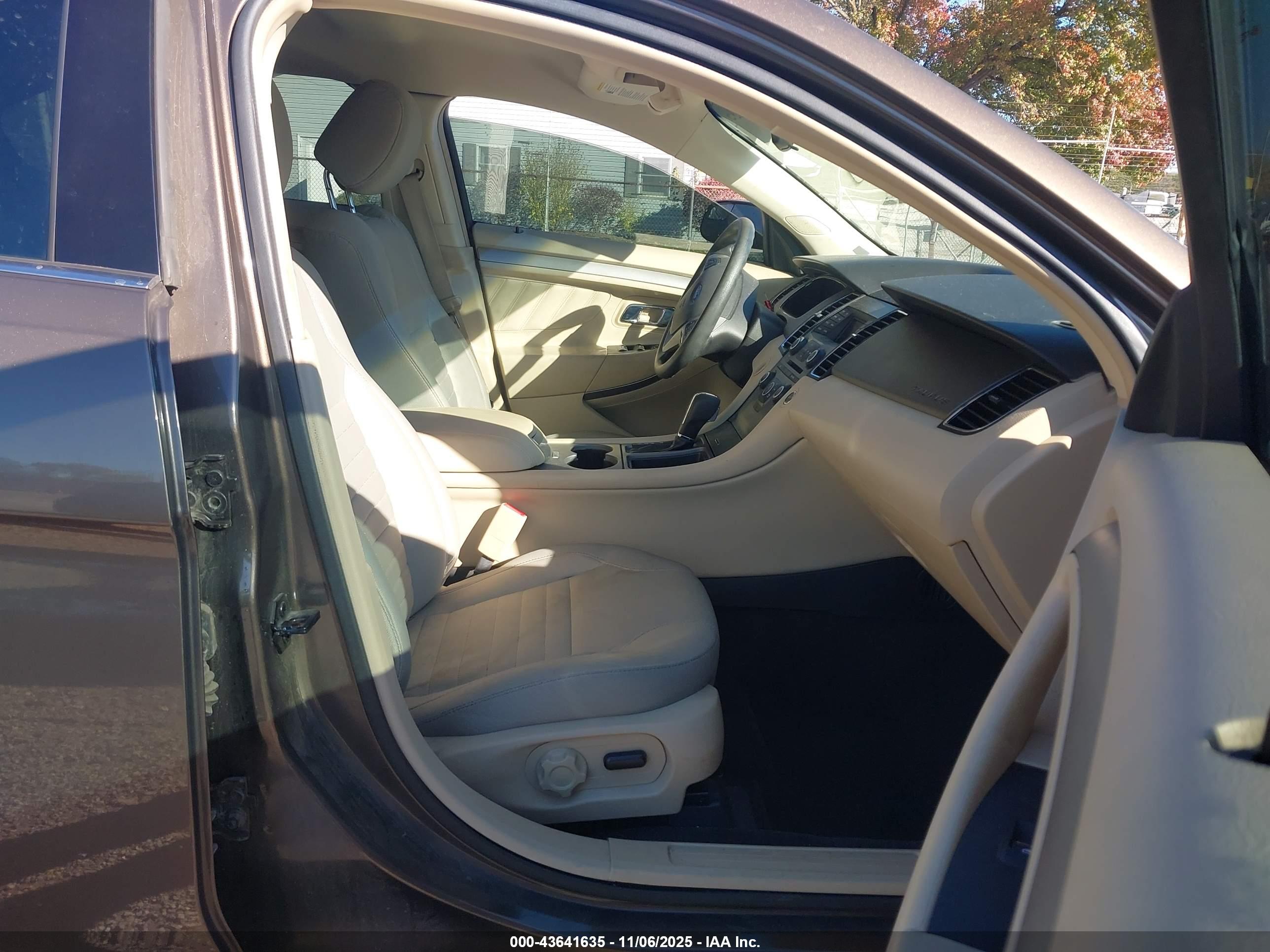 FORD TAURUS image 5