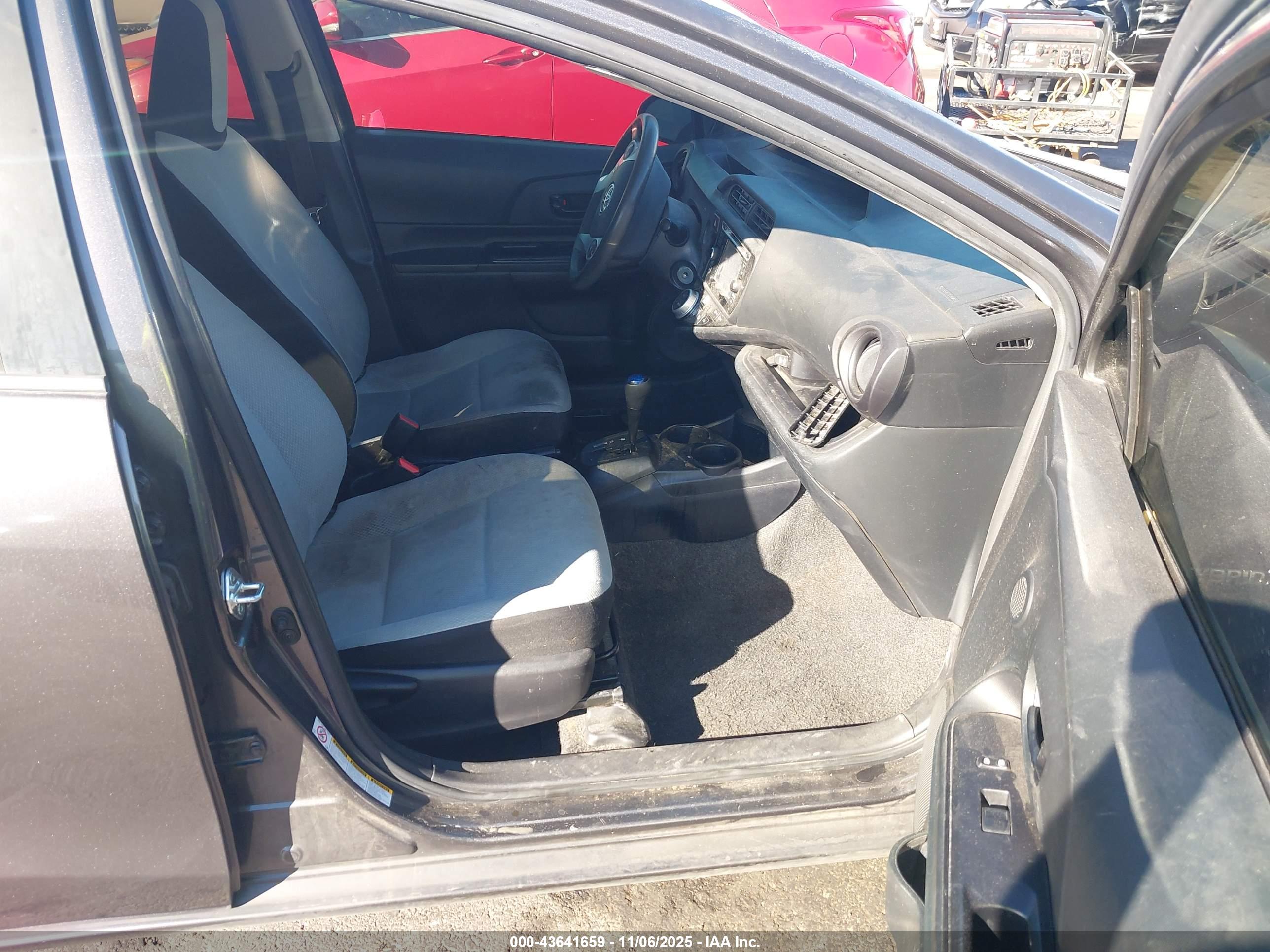 TOYOTA PRIUS image 5