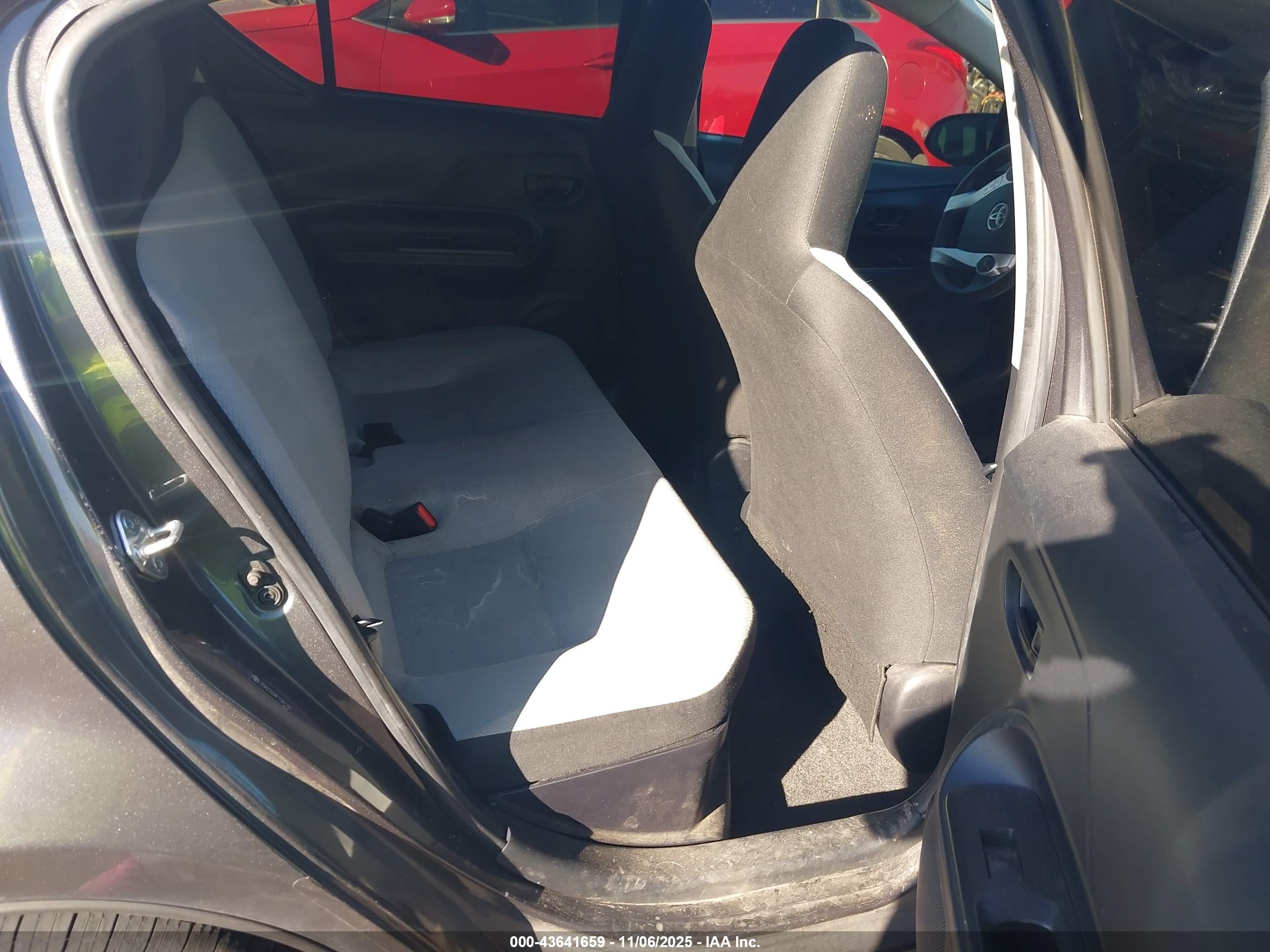 TOYOTA PRIUS image 8