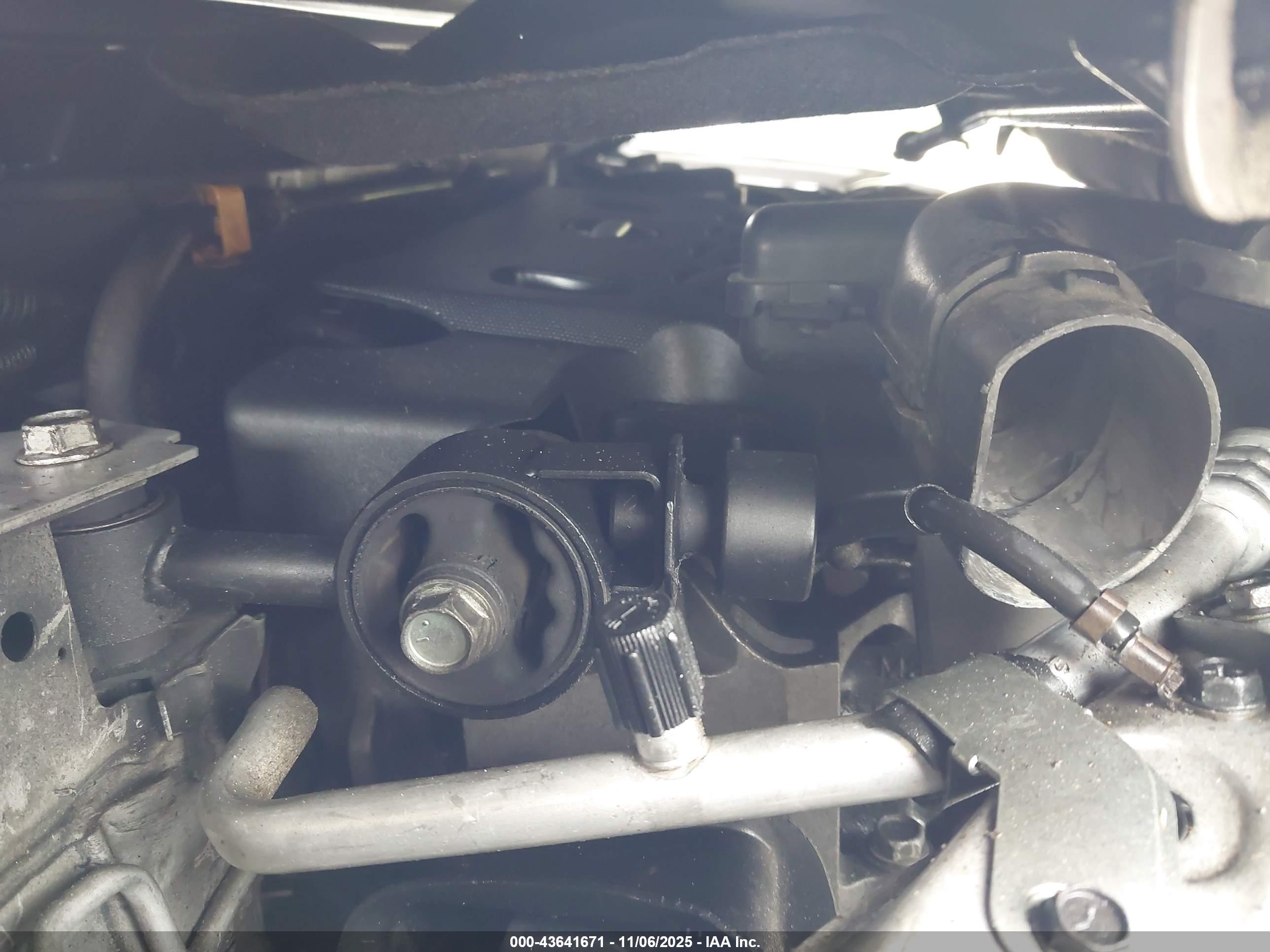 NISSAN VERSA image 10