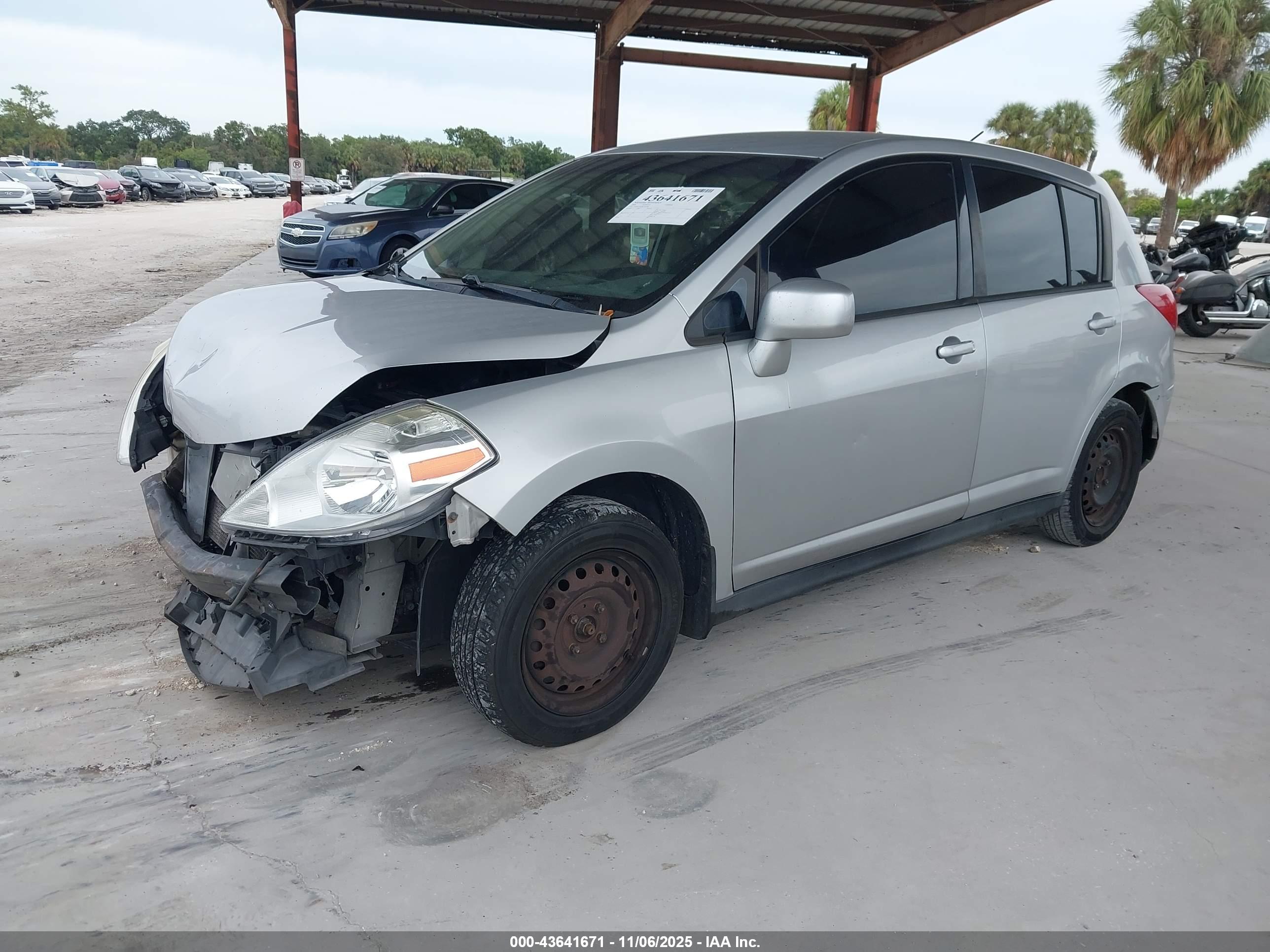 NISSAN VERSA image 2