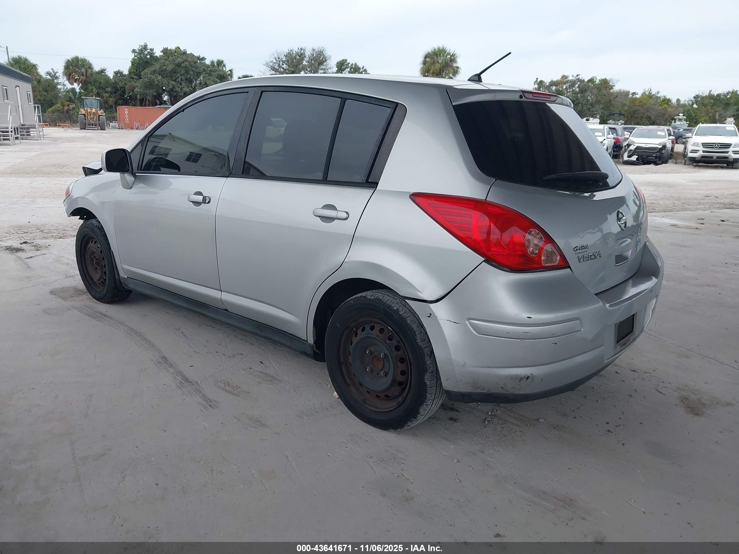 NISSAN VERSA image 3