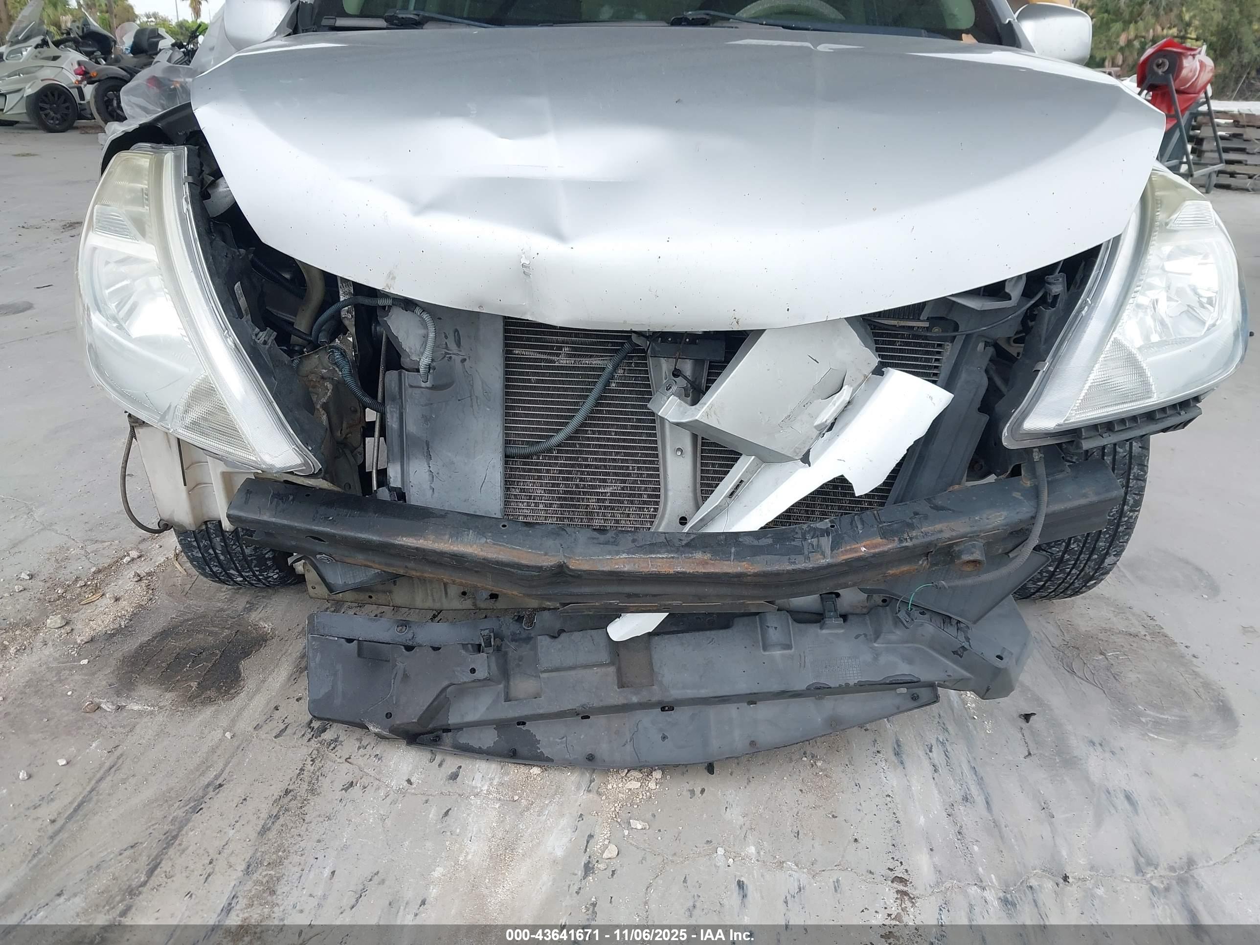 NISSAN VERSA image 6