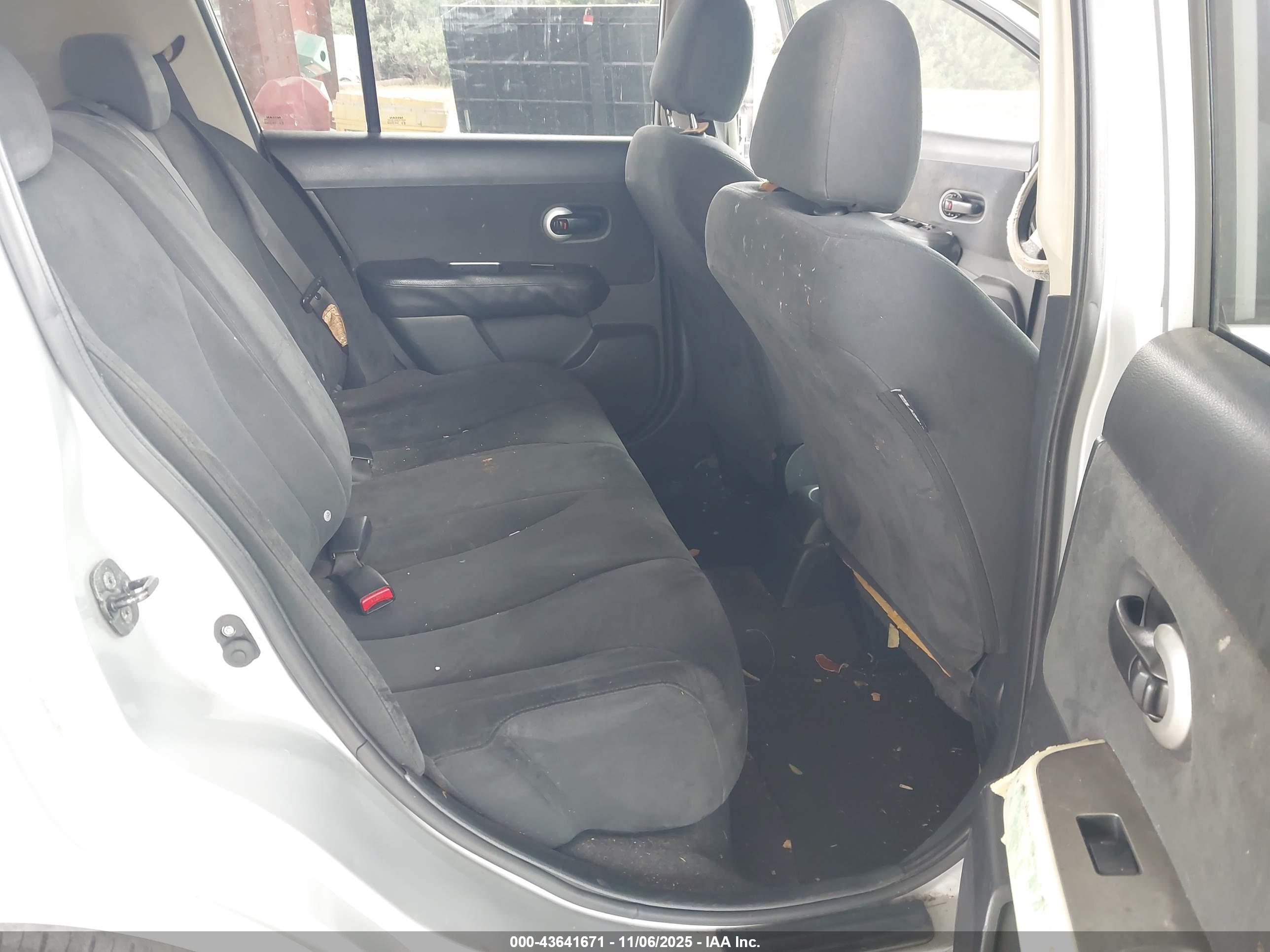 NISSAN VERSA image 8
