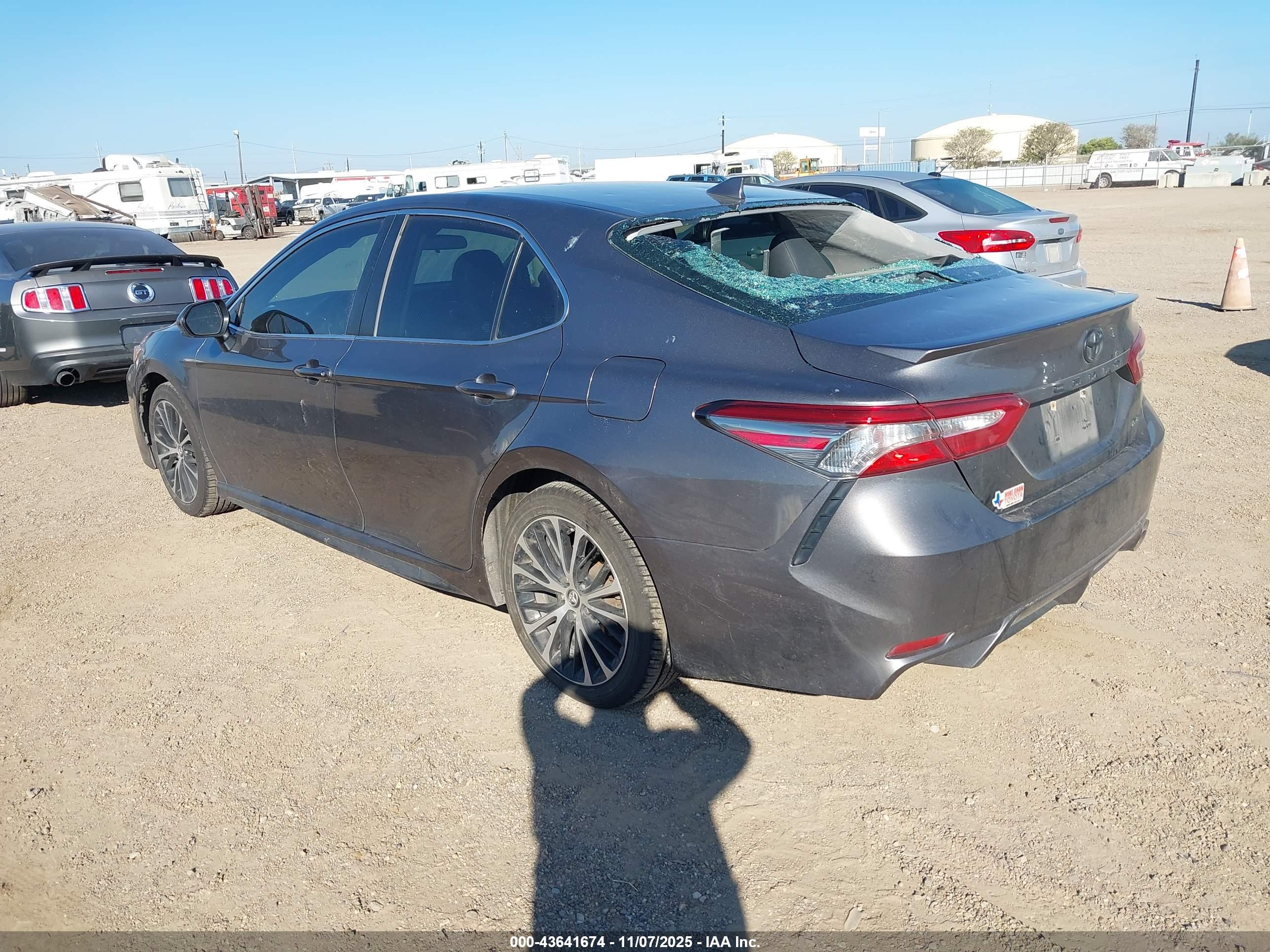 TOYOTA CAMRY image 3