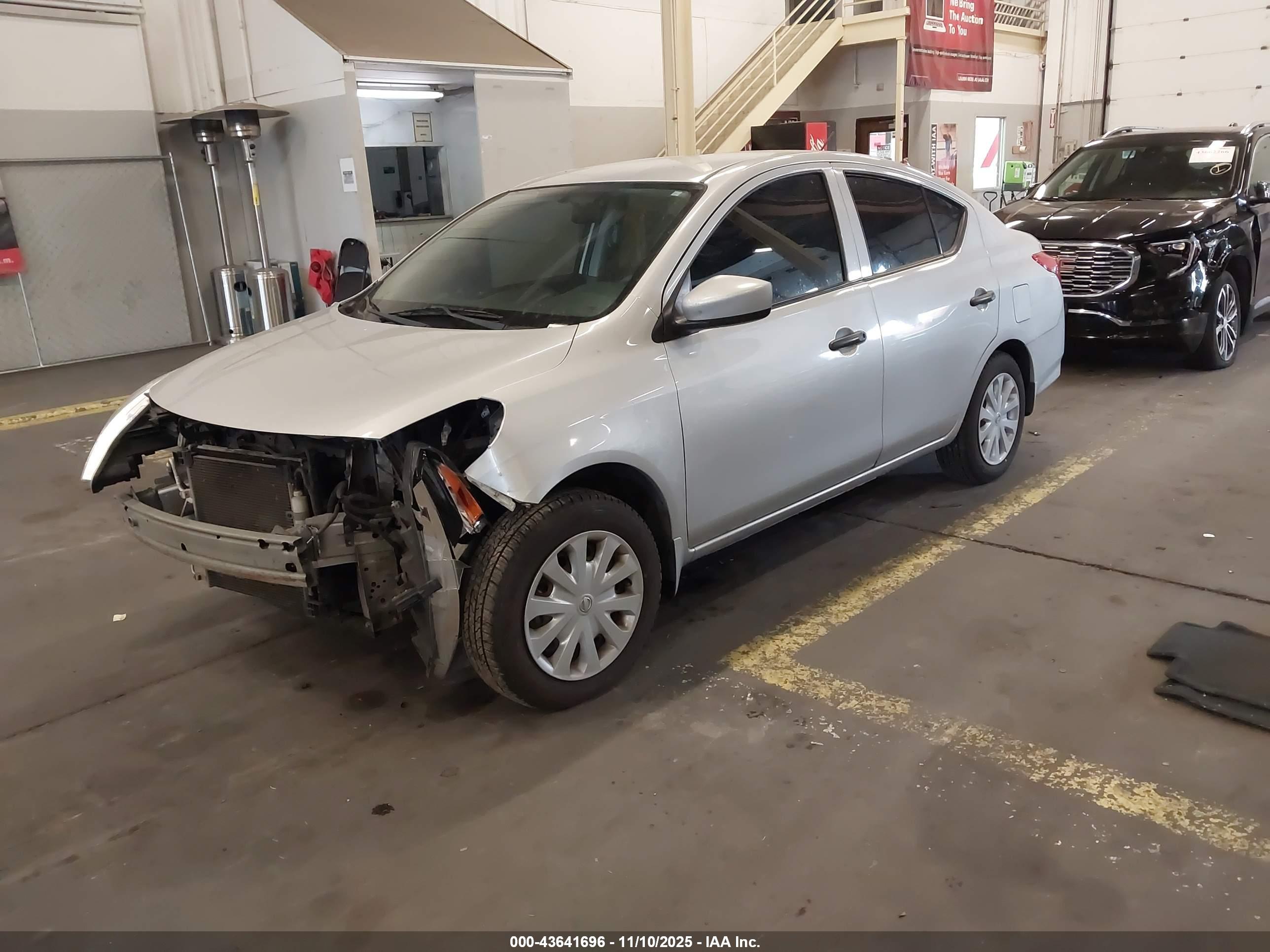 NISSAN VERSA image 2