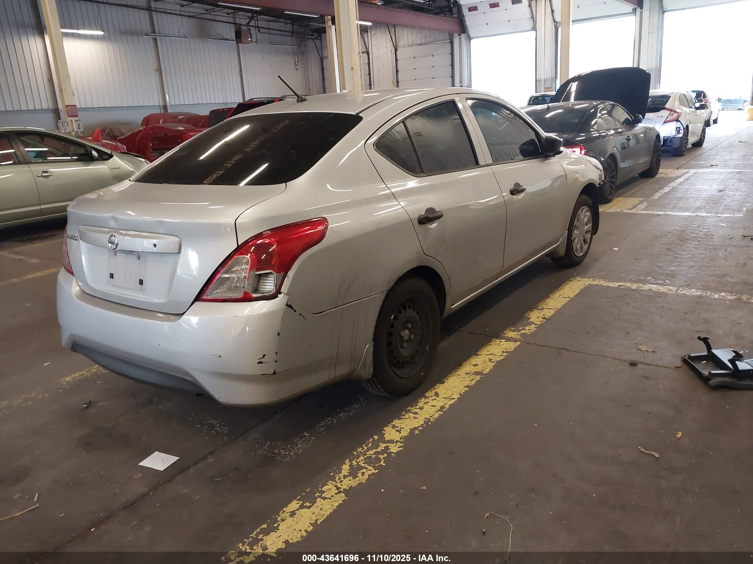 NISSAN VERSA image 4