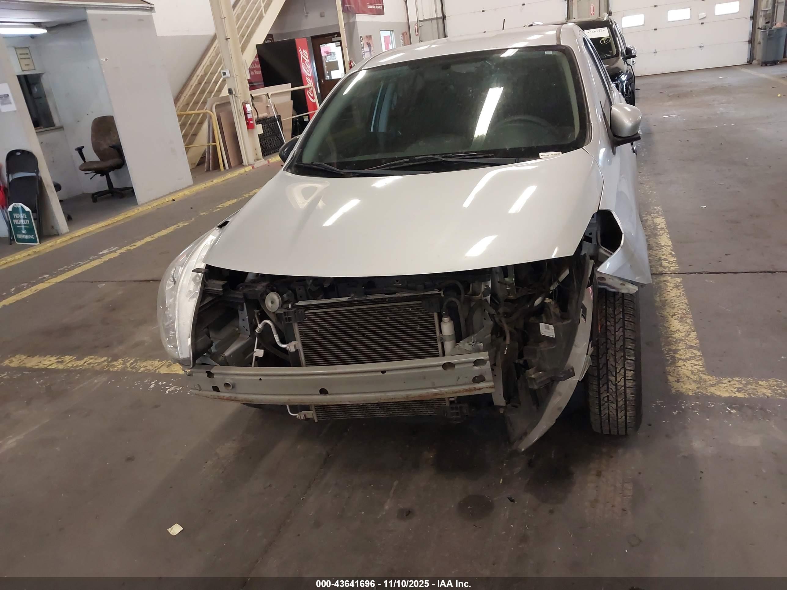 NISSAN VERSA image 6