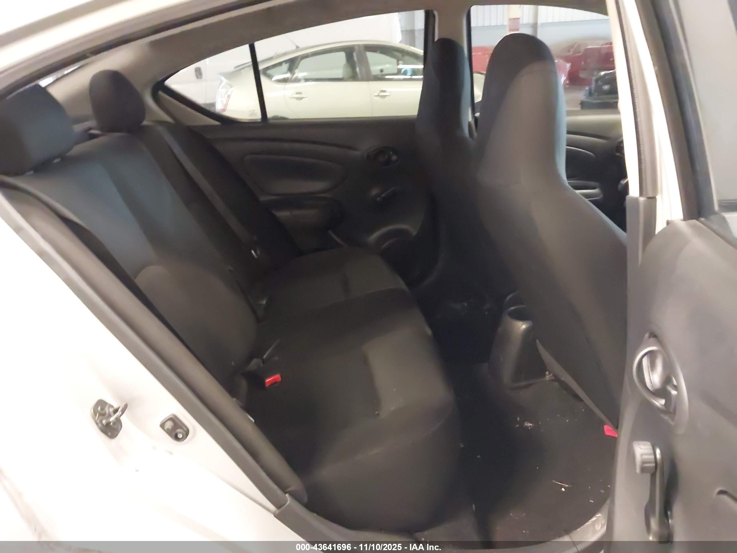 NISSAN VERSA image 8