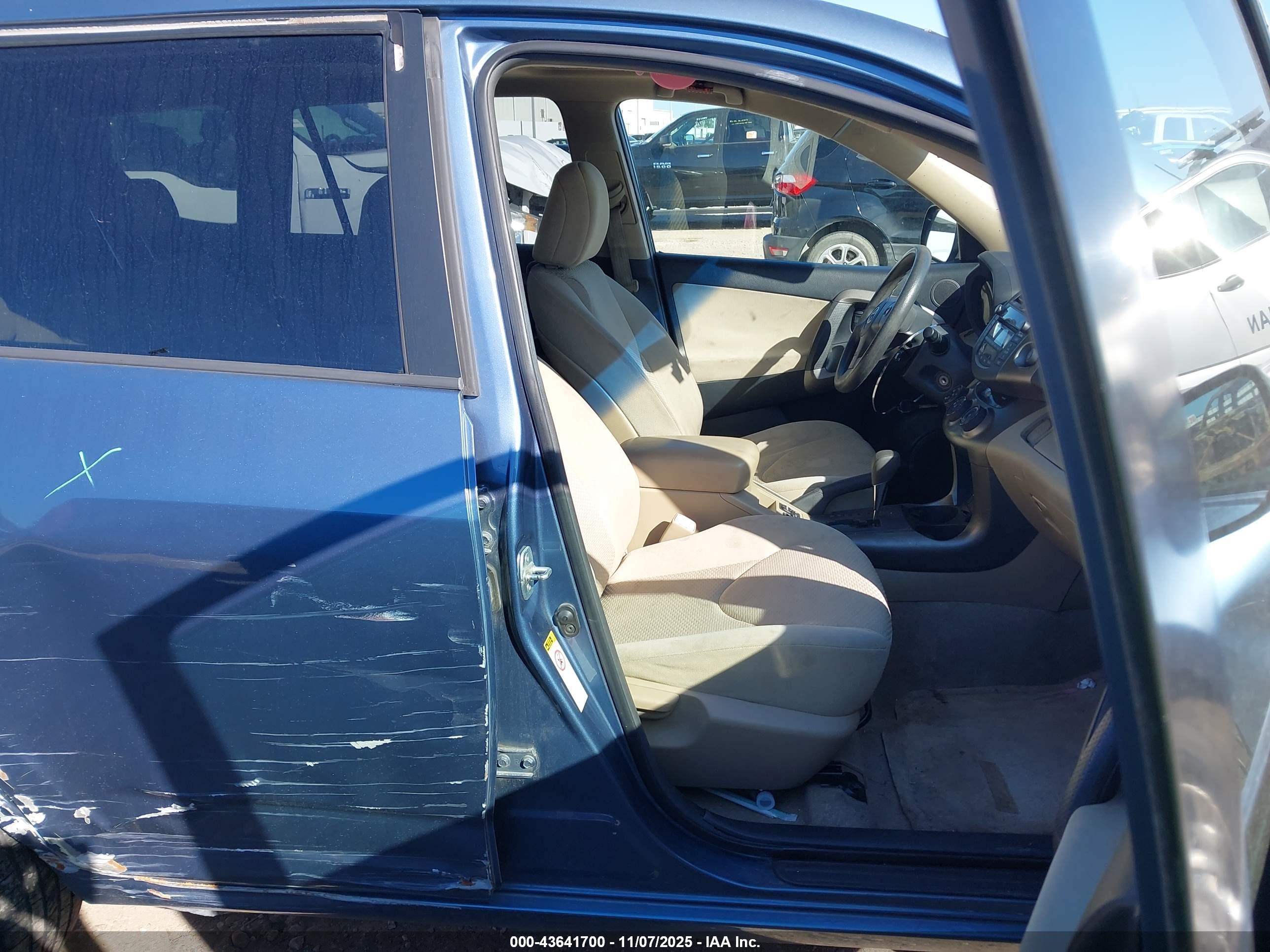 TOYOTA RAV4 image 5