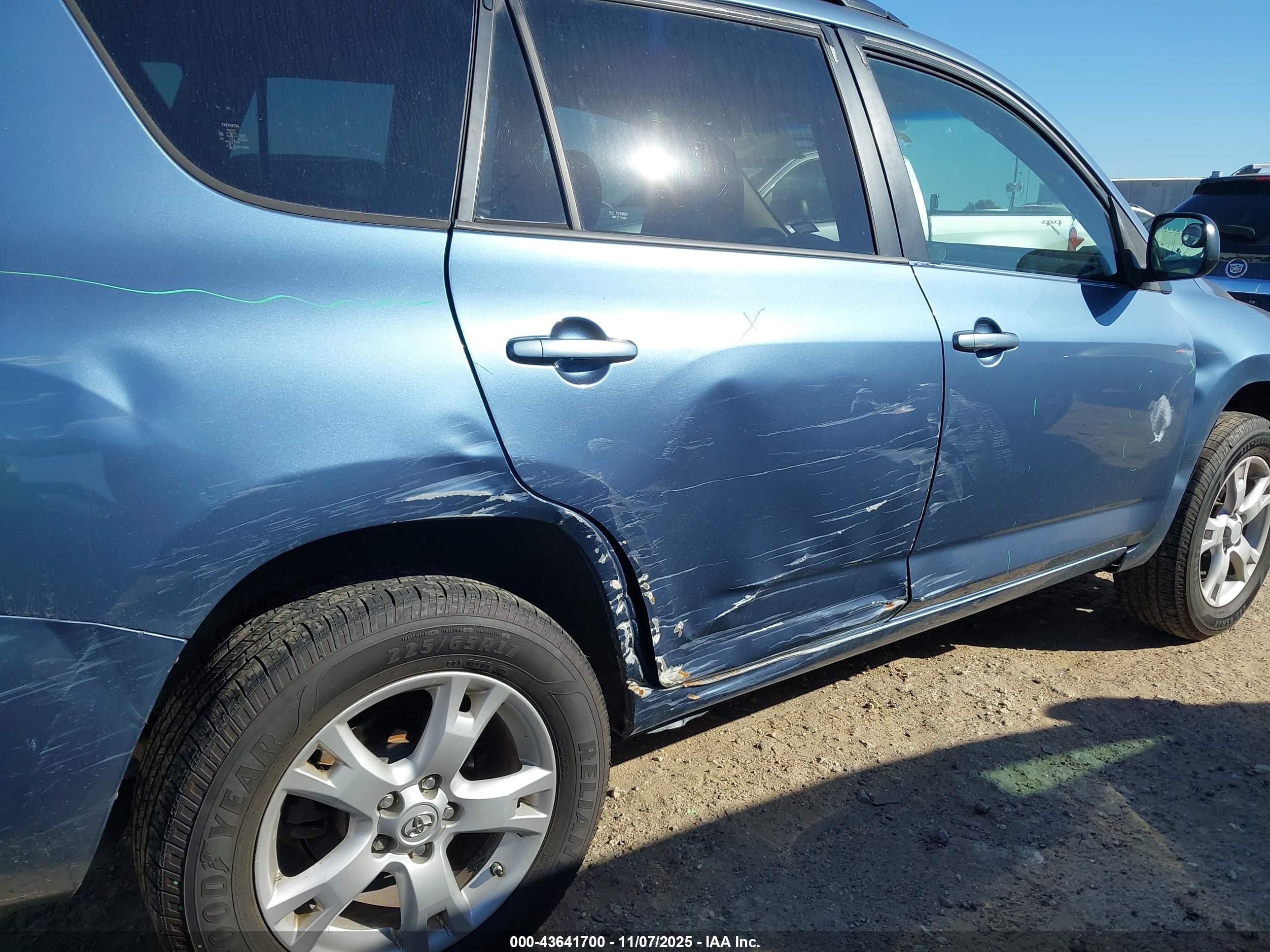 TOYOTA RAV4 image 6