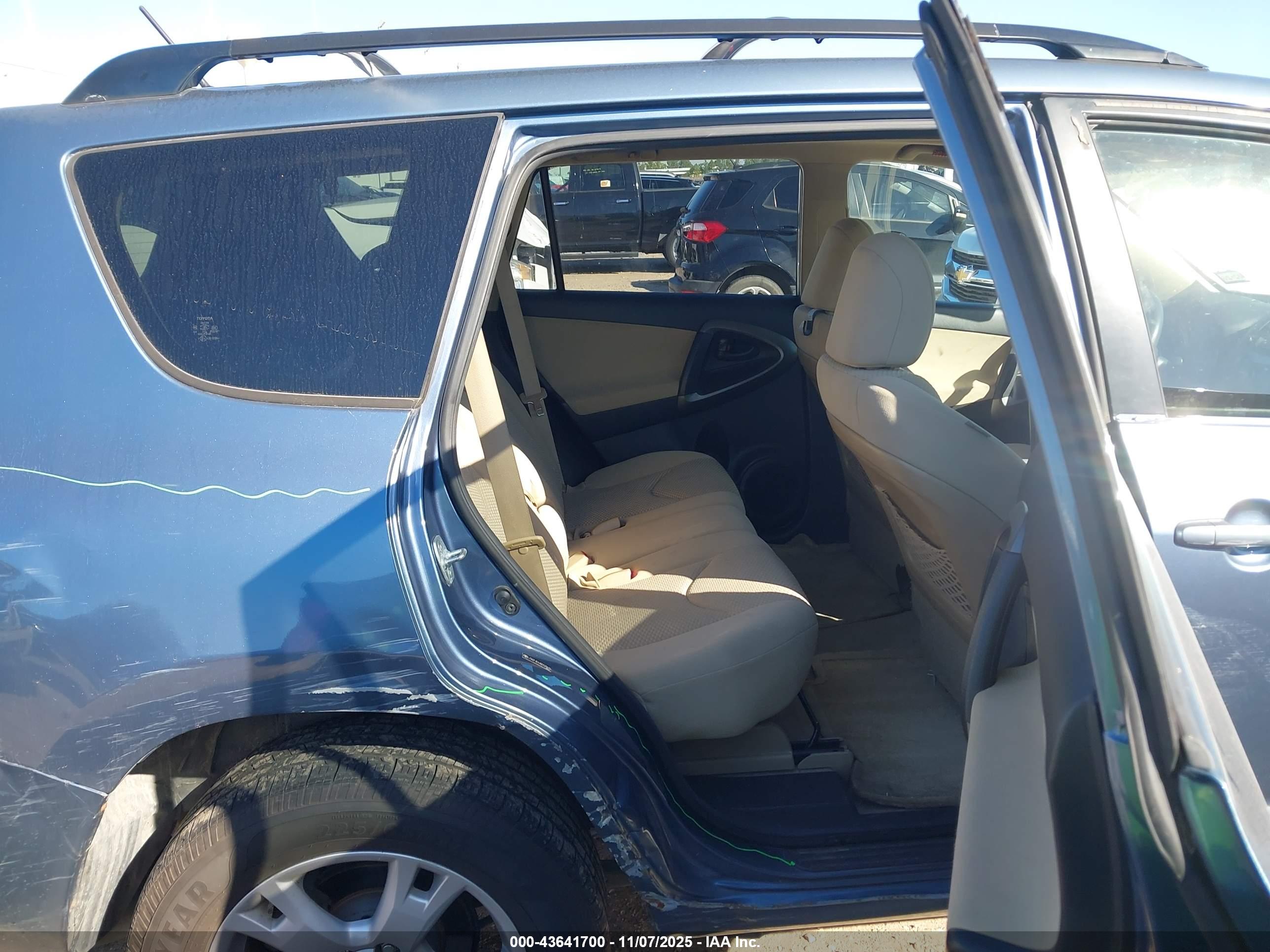 TOYOTA RAV4 image 8