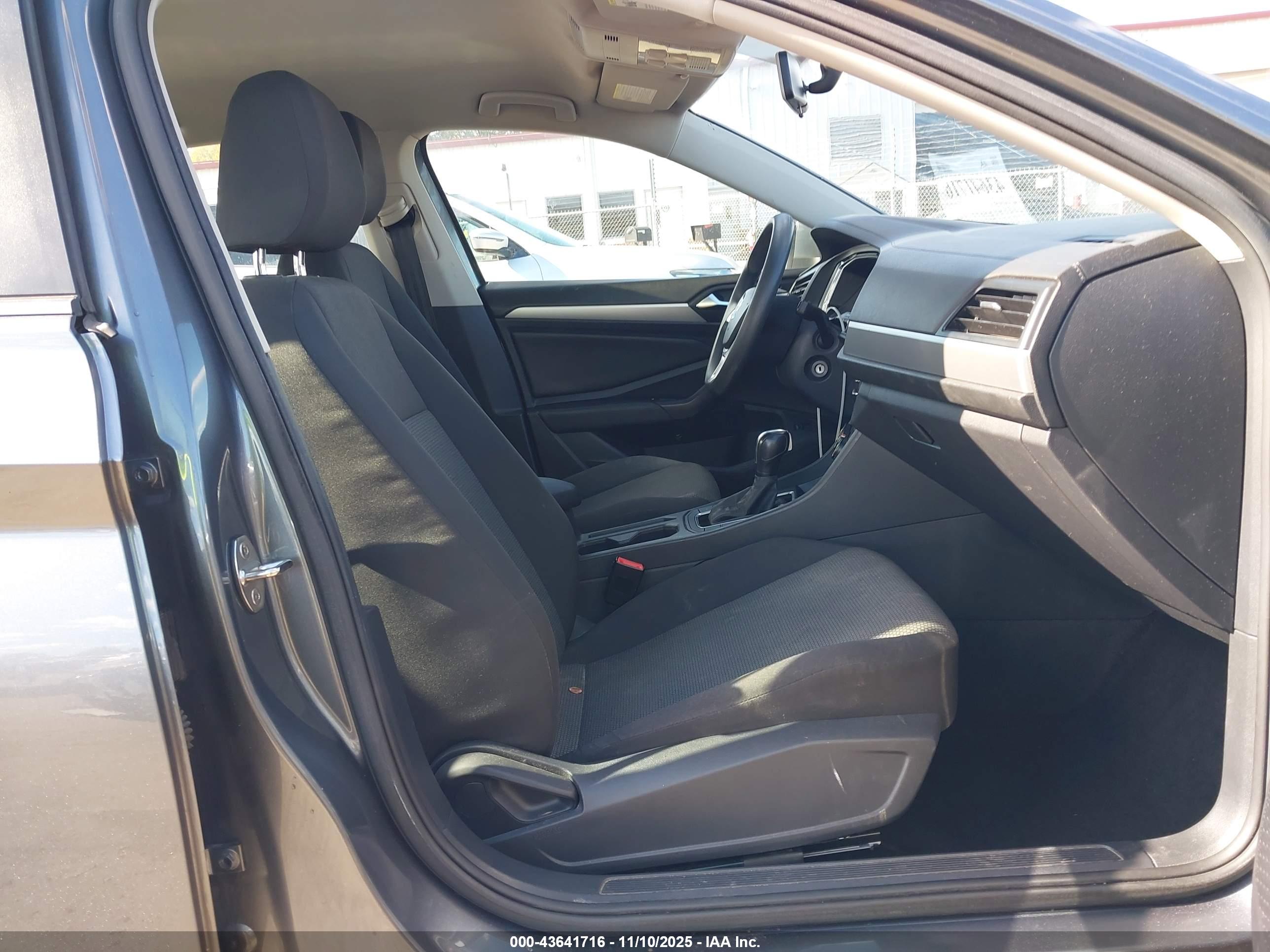 VOLKSWAGEN JETTA image 5