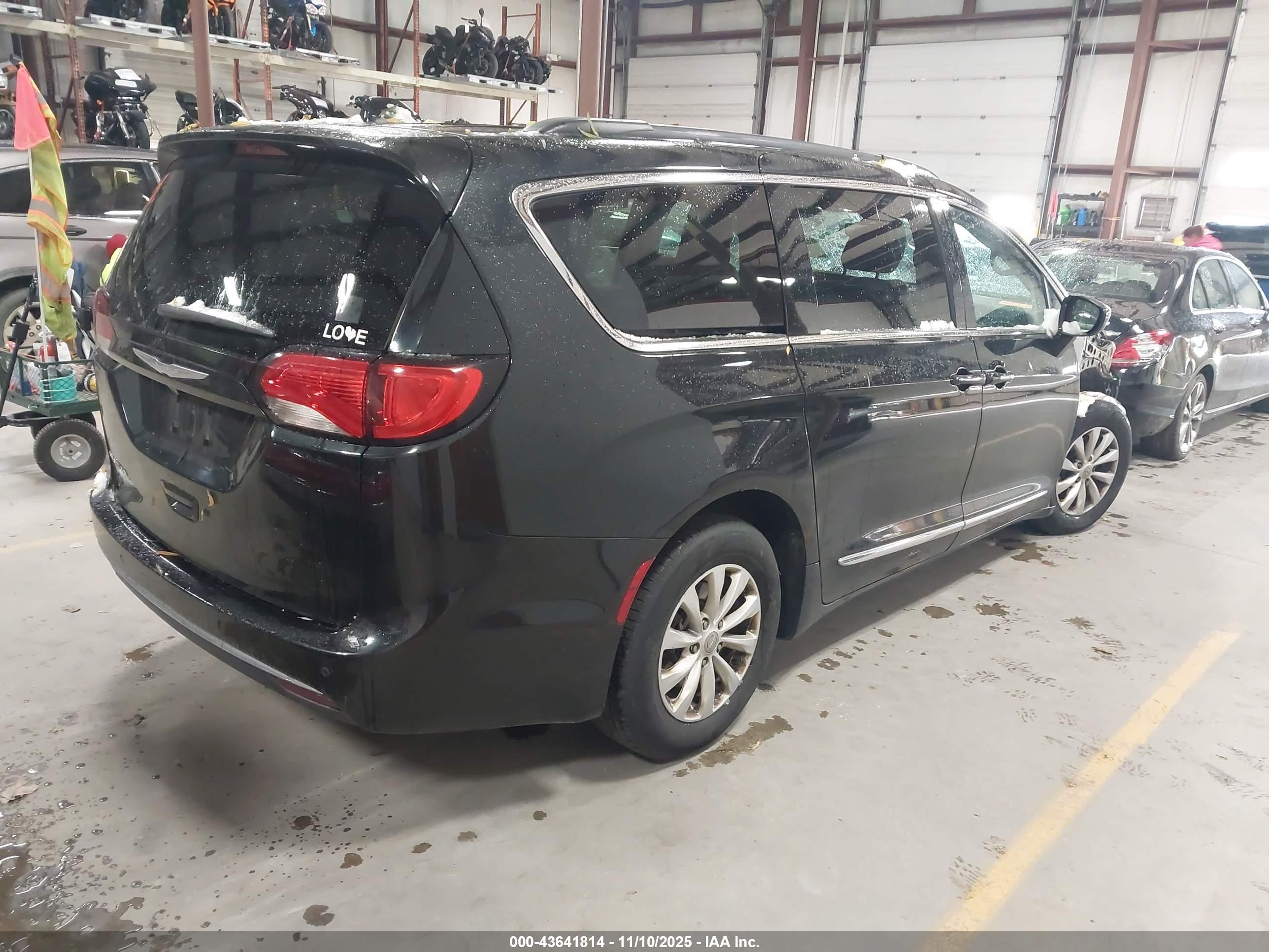 CHRYSLER PACIFICA image 4
