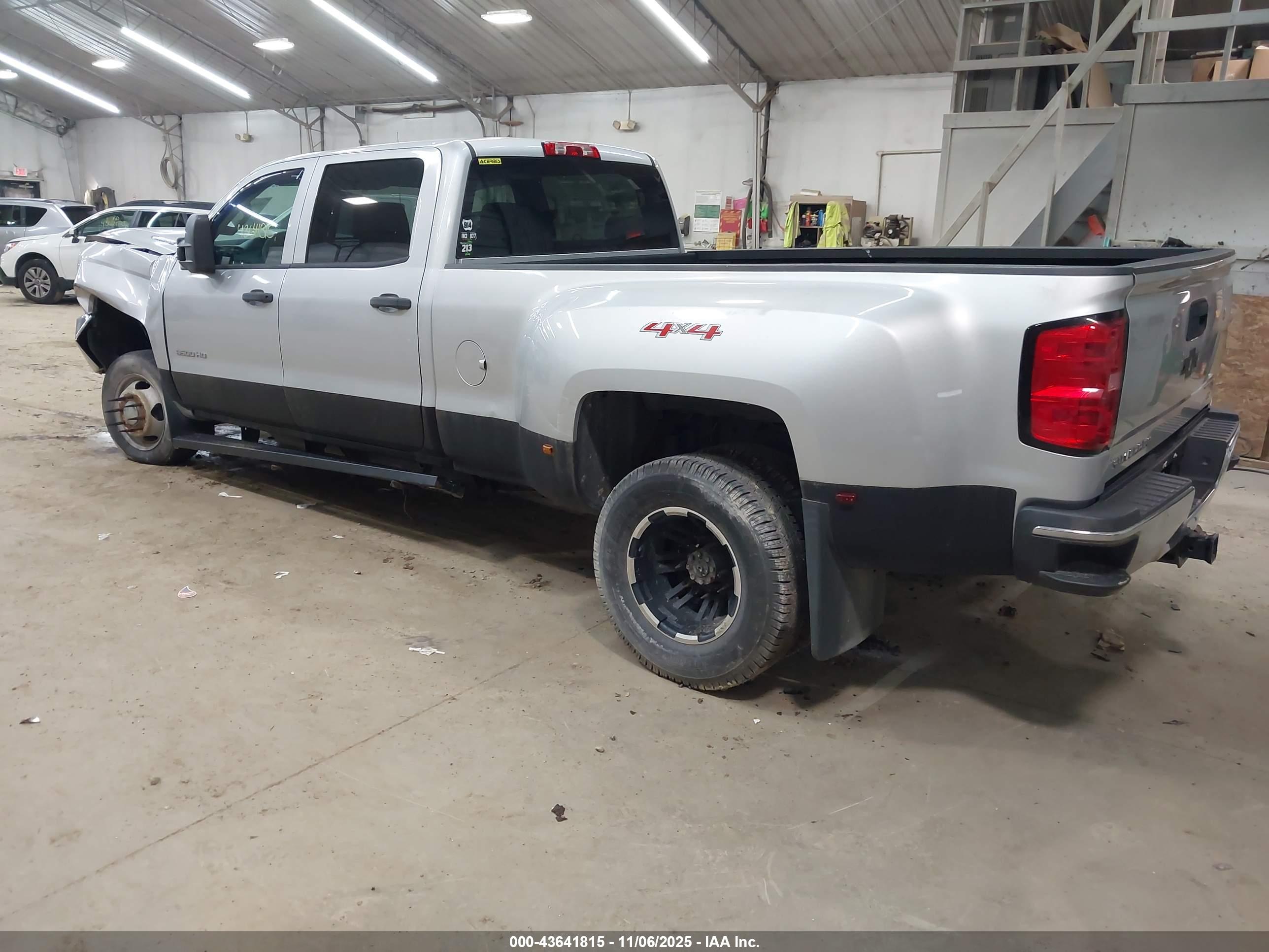 CHEVROLET SILVERADO image 3