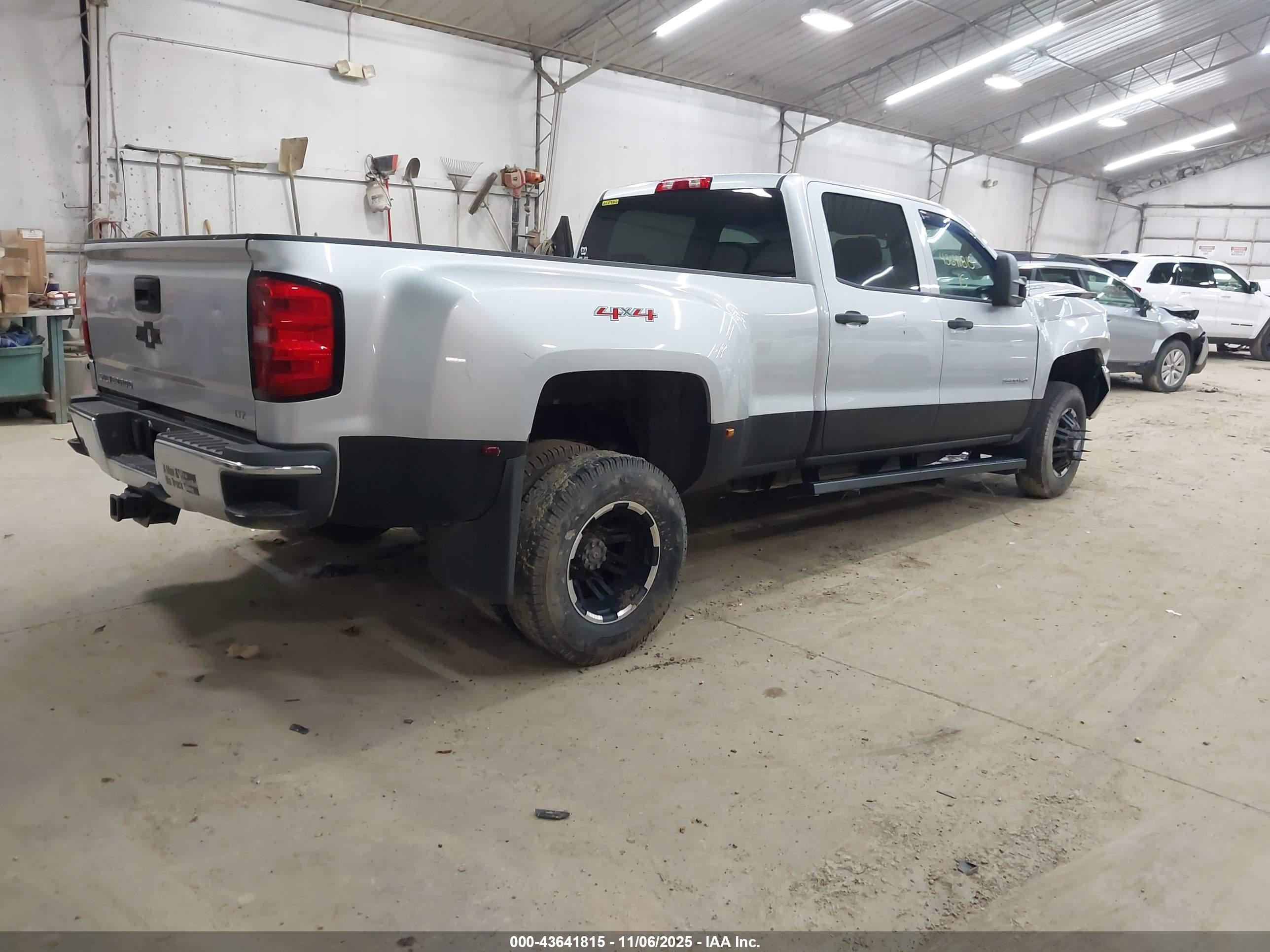 CHEVROLET SILVERADO image 4