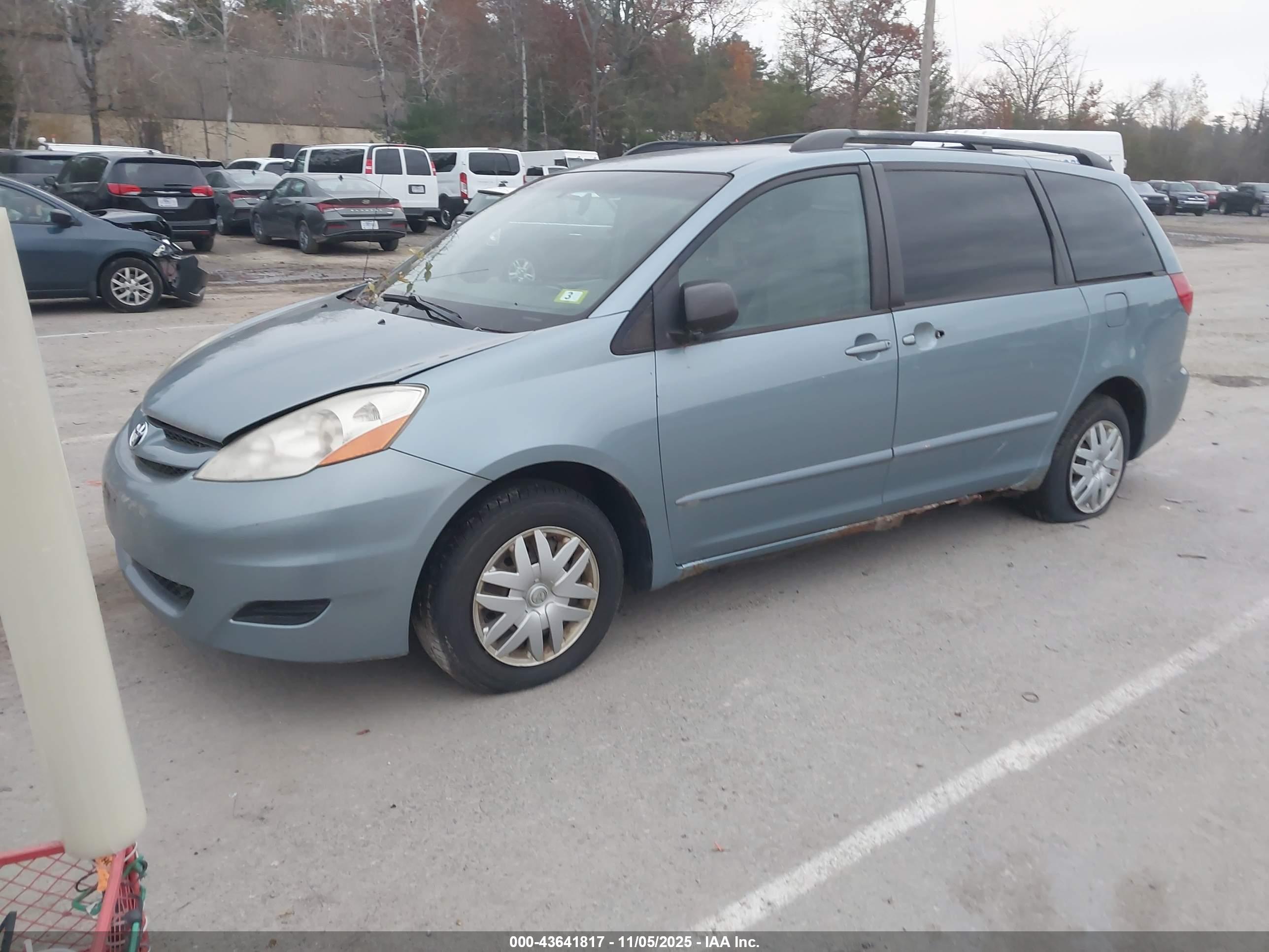 TOYOTA SIENNA image 2