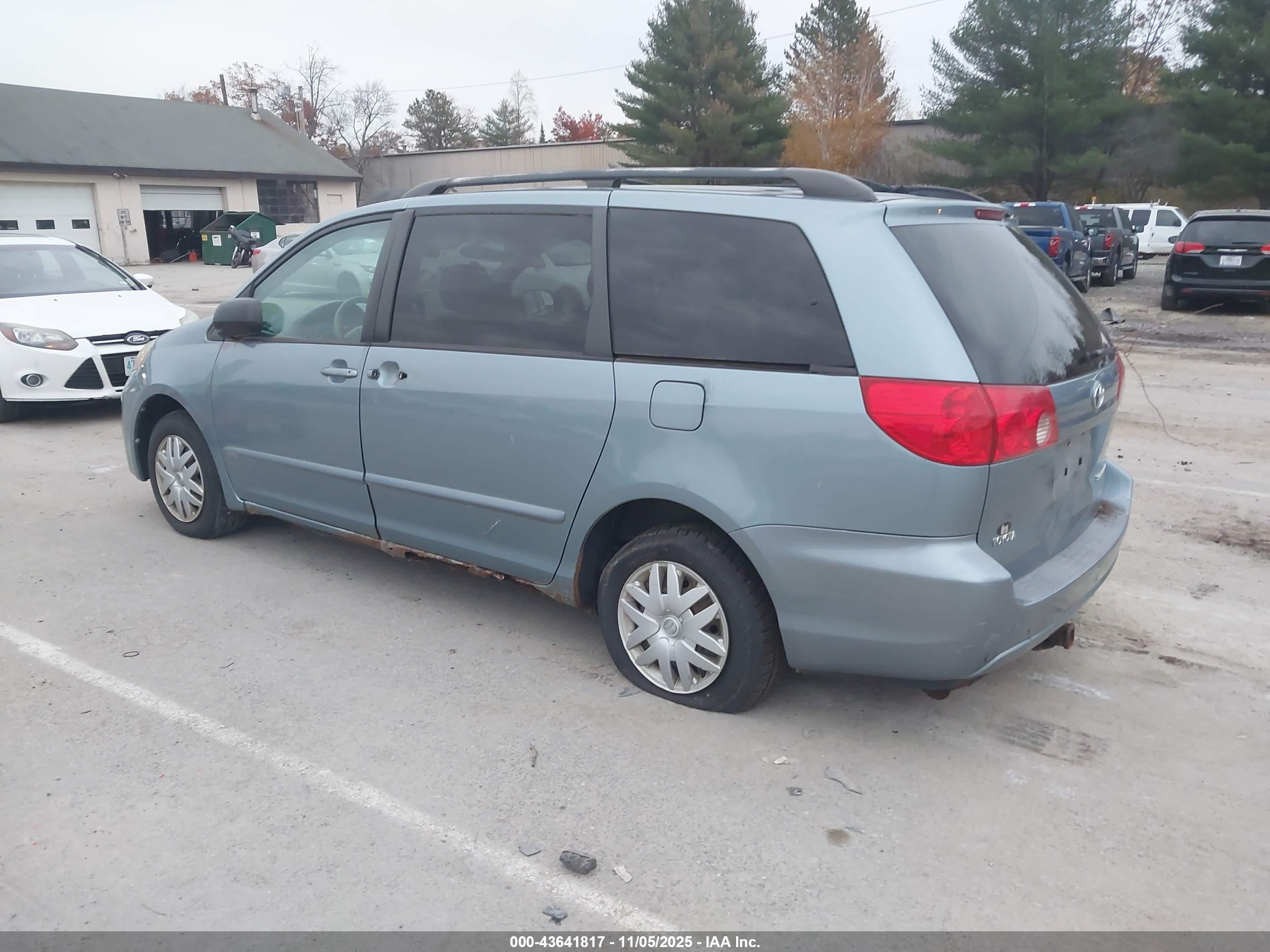TOYOTA SIENNA image 3