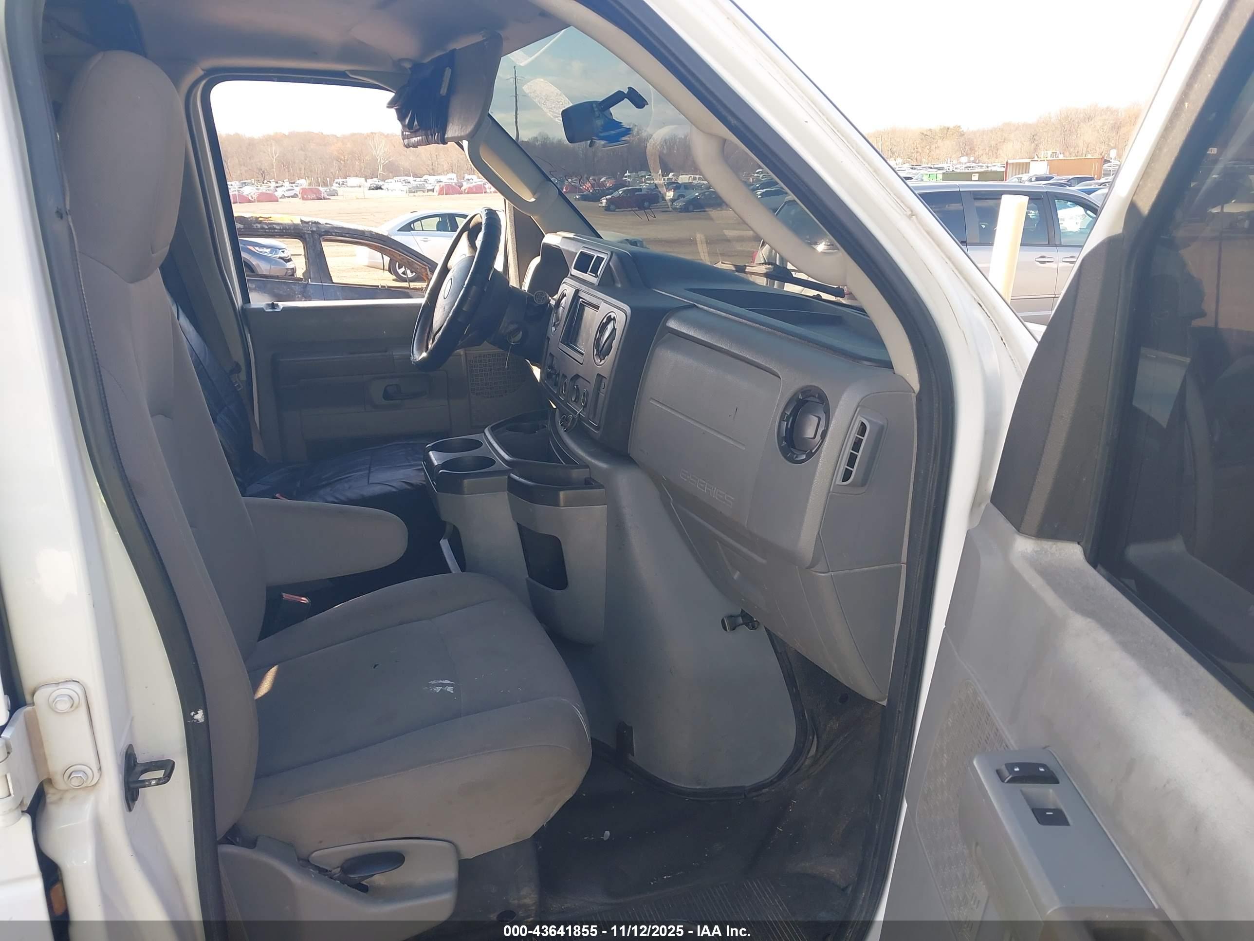 FORD E-250 image 5