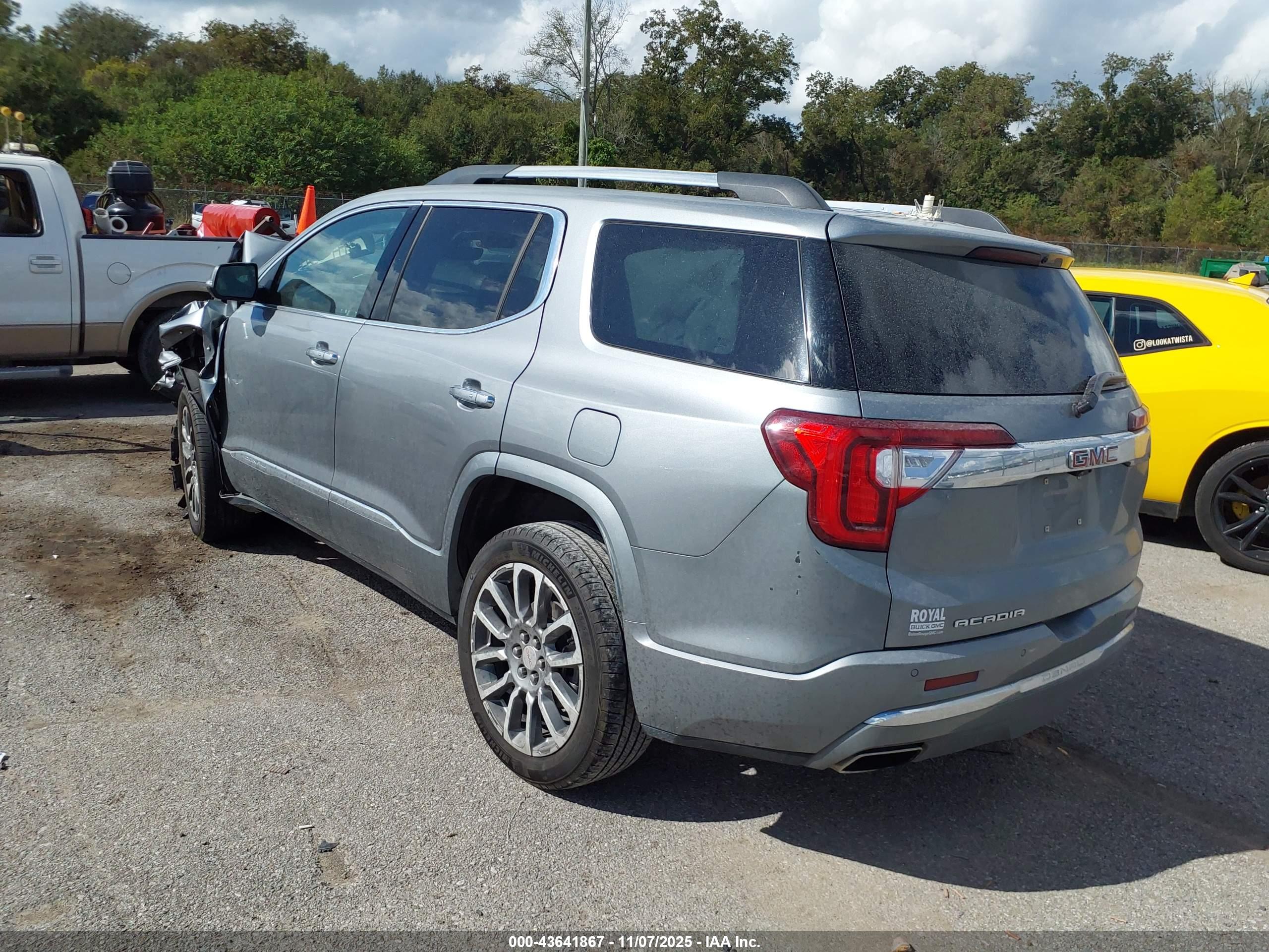 GMC ACADIA image 3
