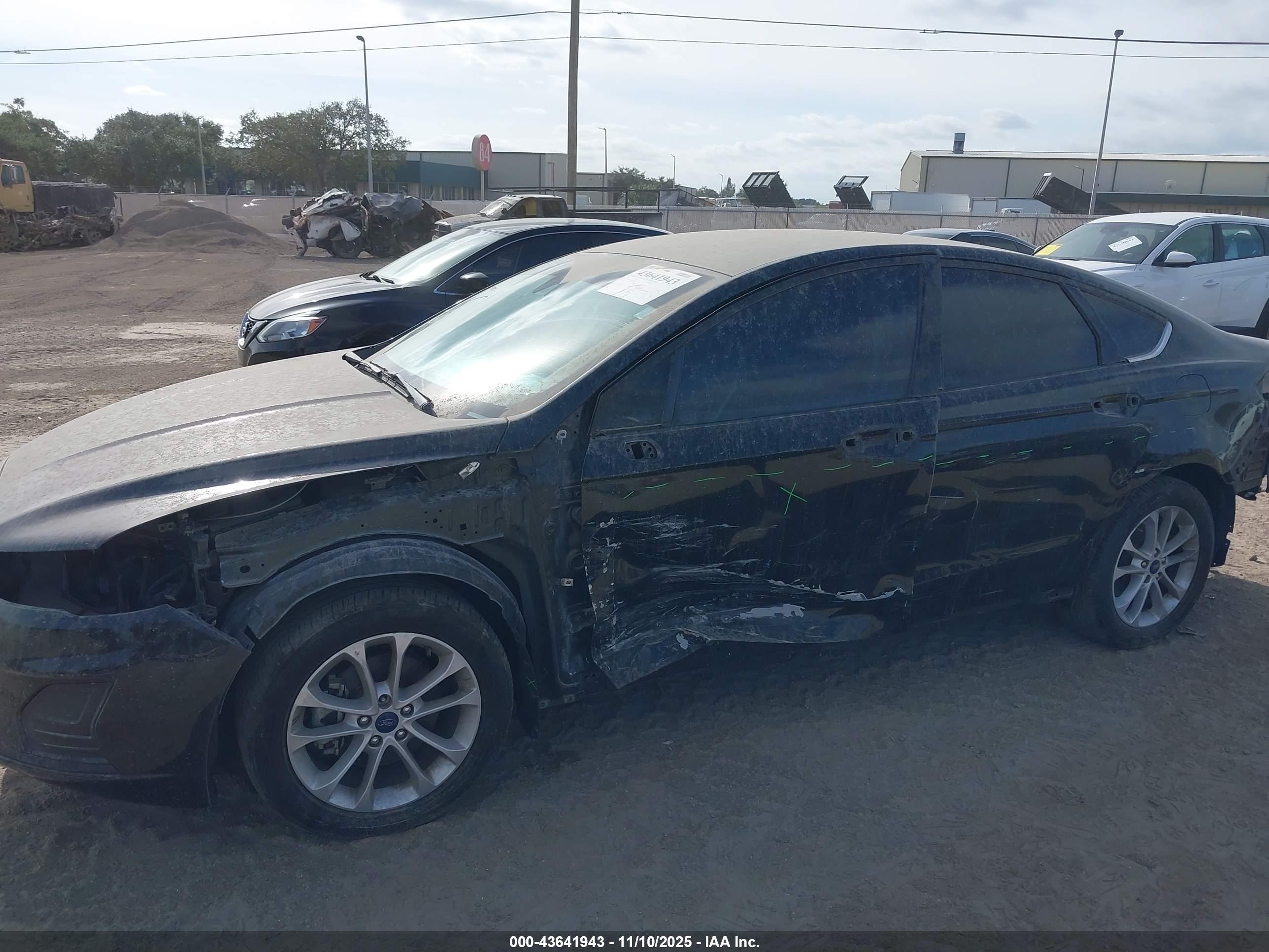 FORD FUSION image 6