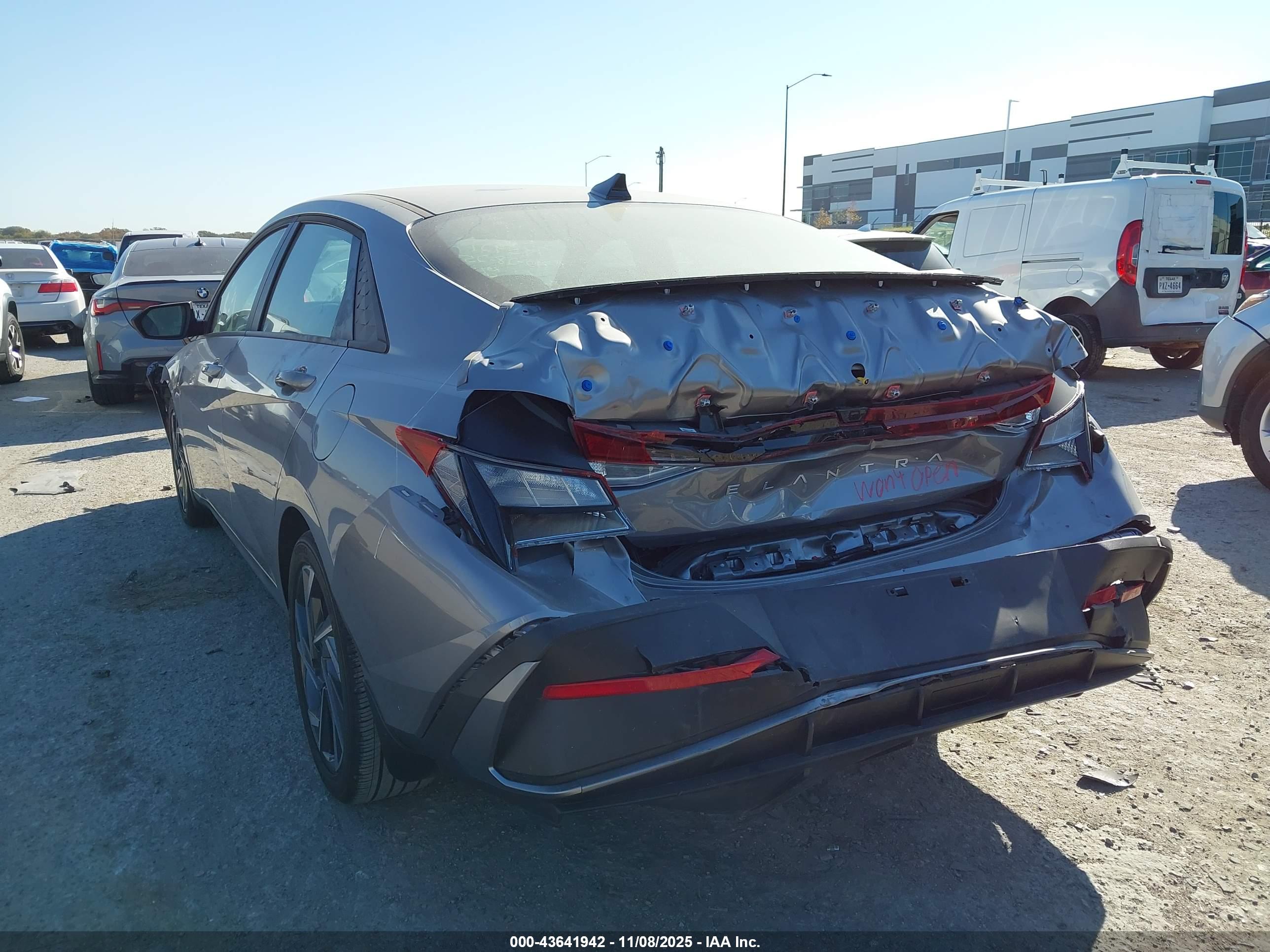 HYUNDAI ELANTRA image 3