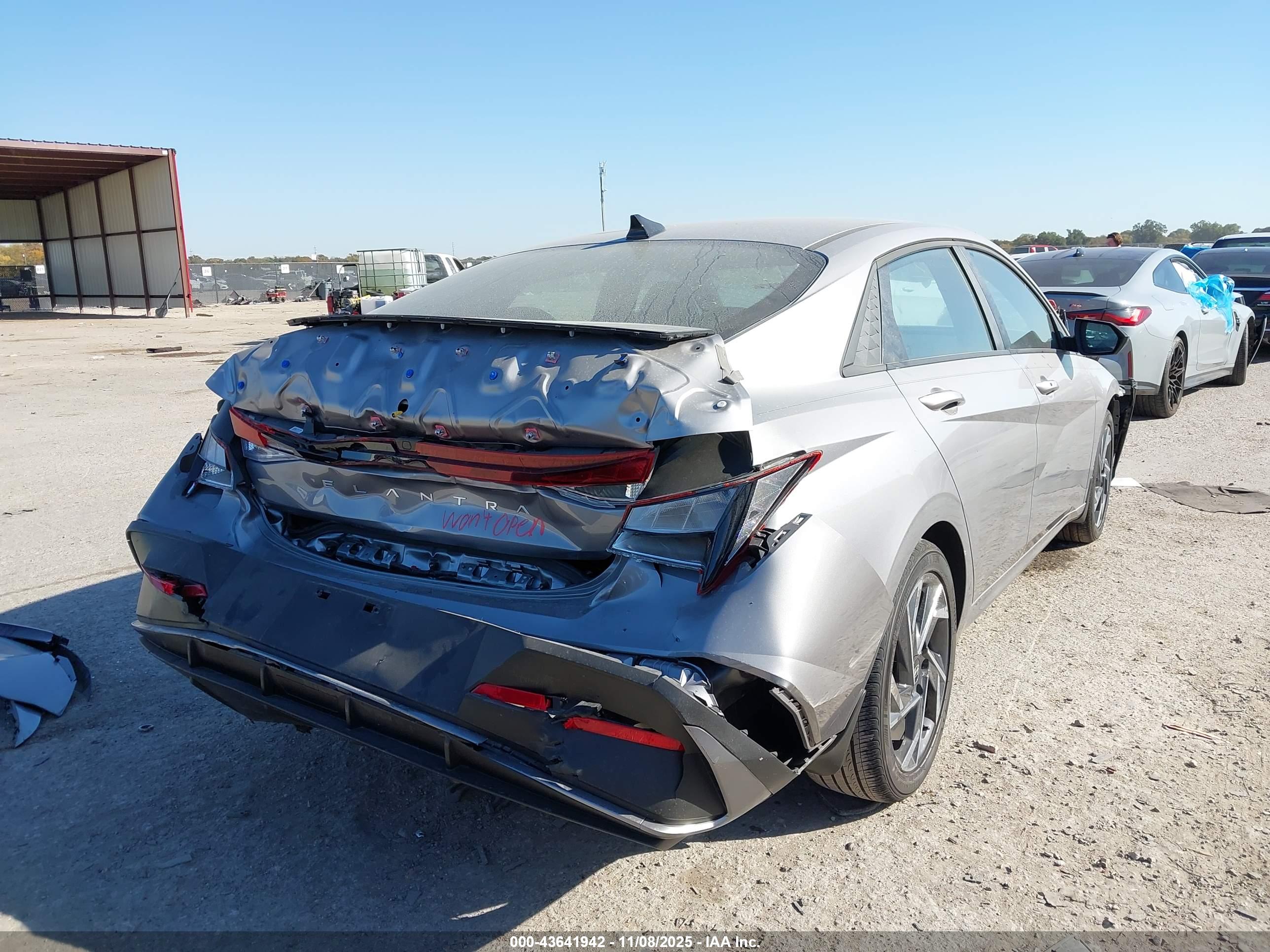 HYUNDAI ELANTRA image 4
