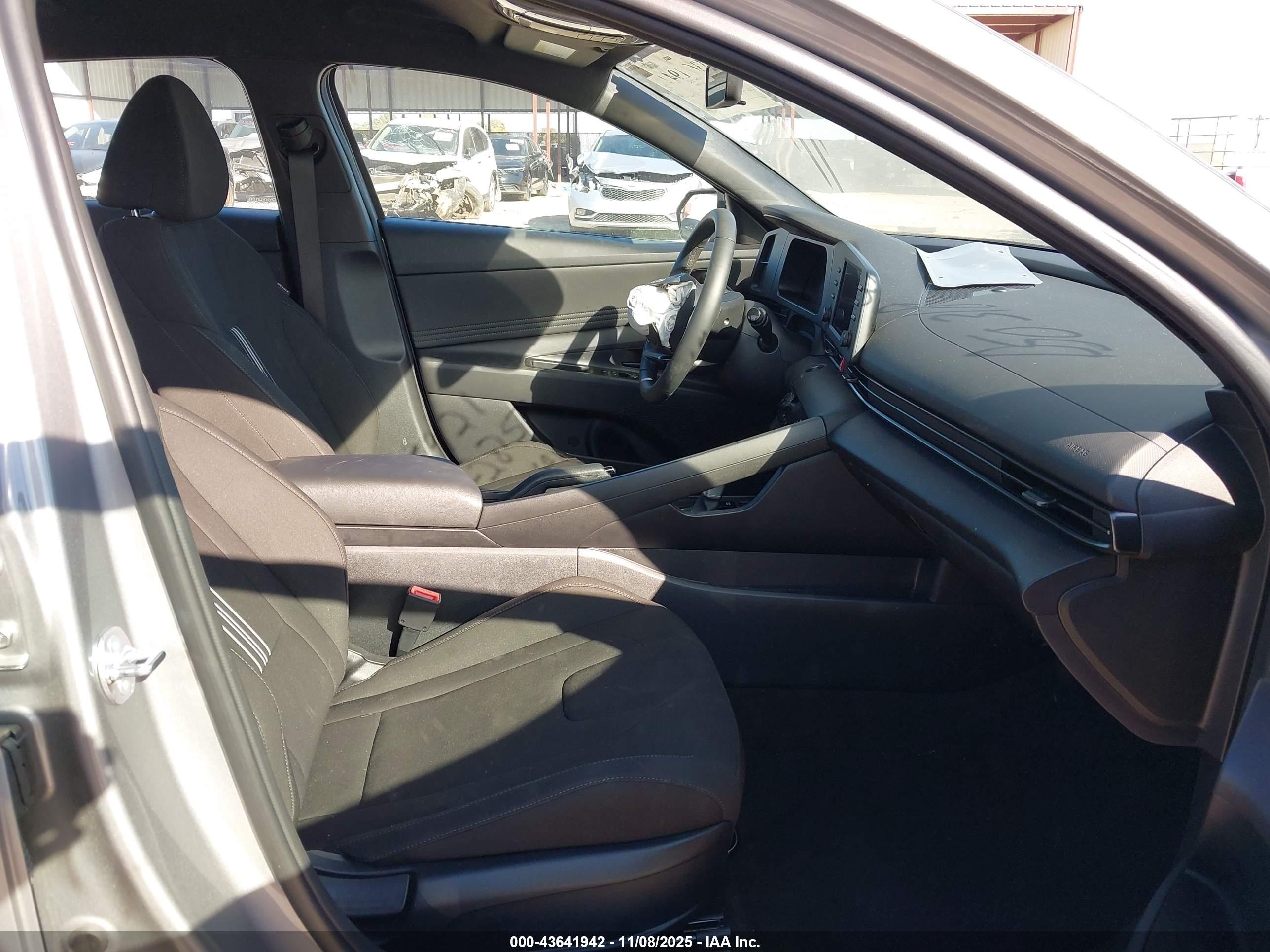HYUNDAI ELANTRA image 5