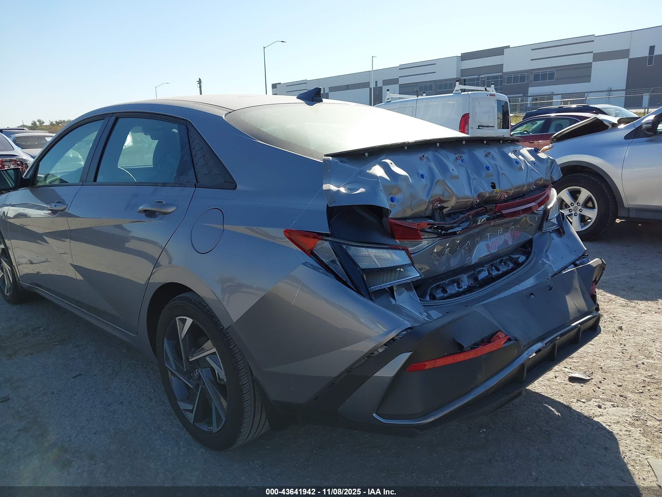 HYUNDAI ELANTRA image 6