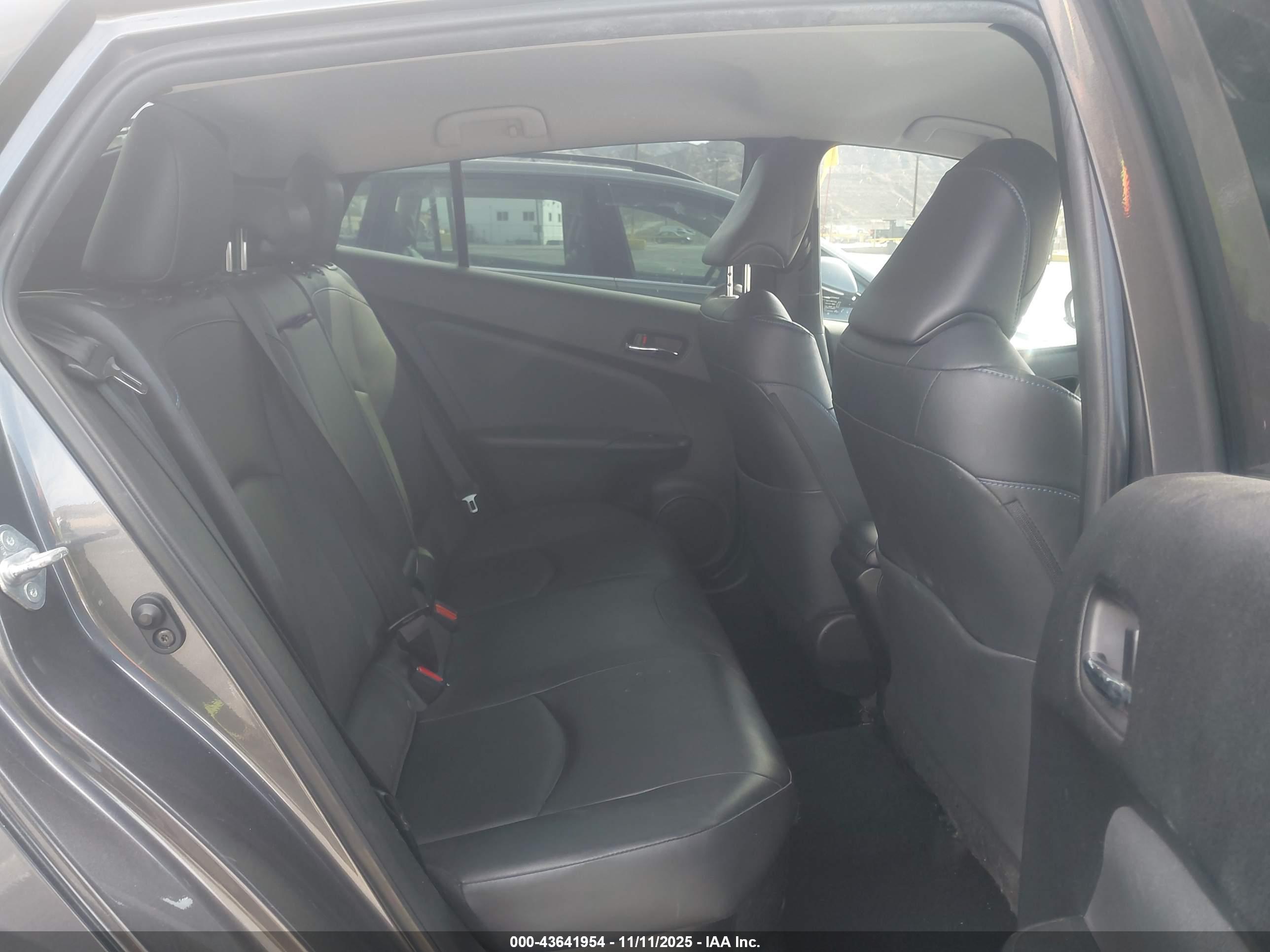 TOYOTA PRIUS image 8