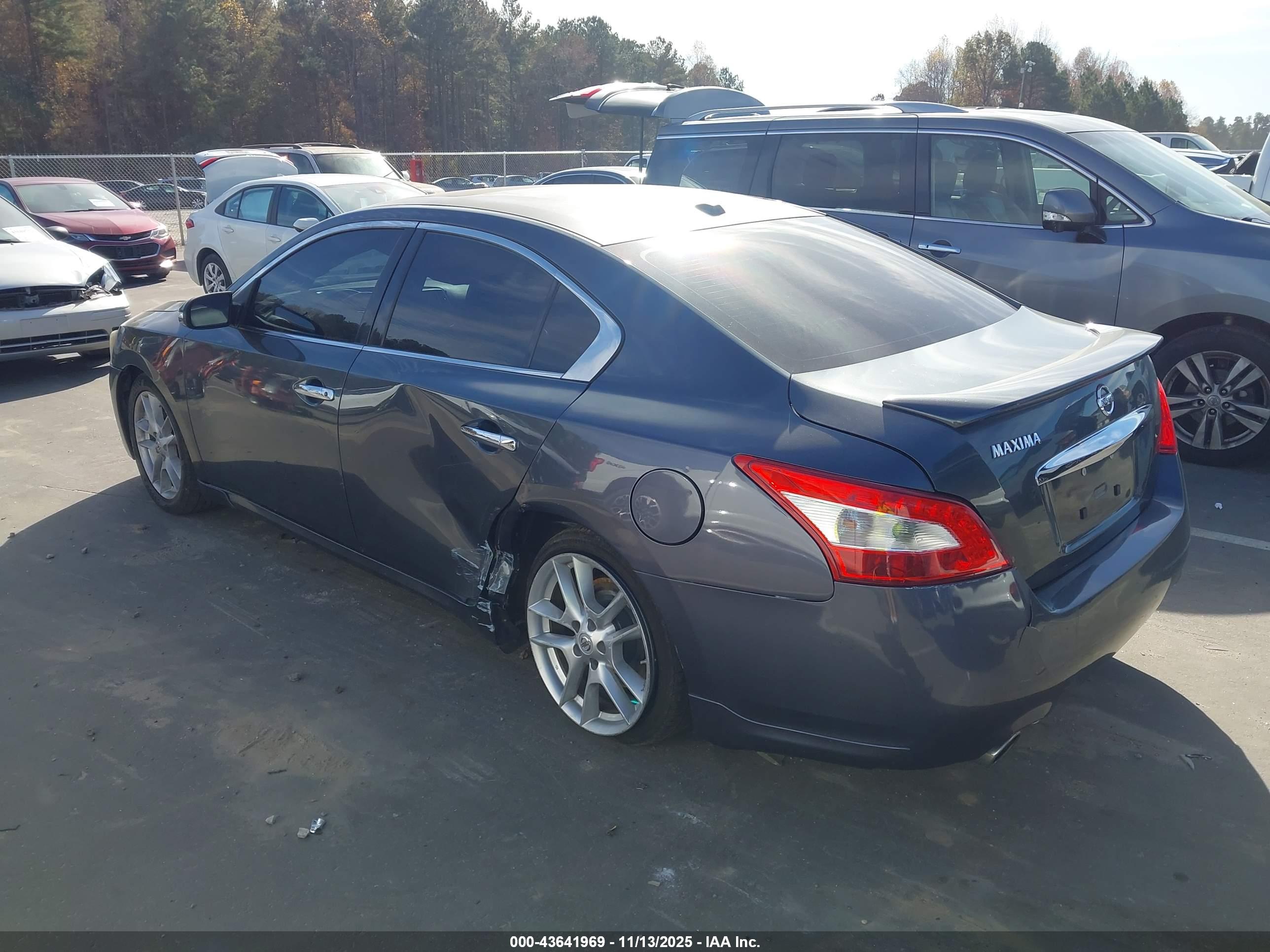NISSAN MAXIMA image 3