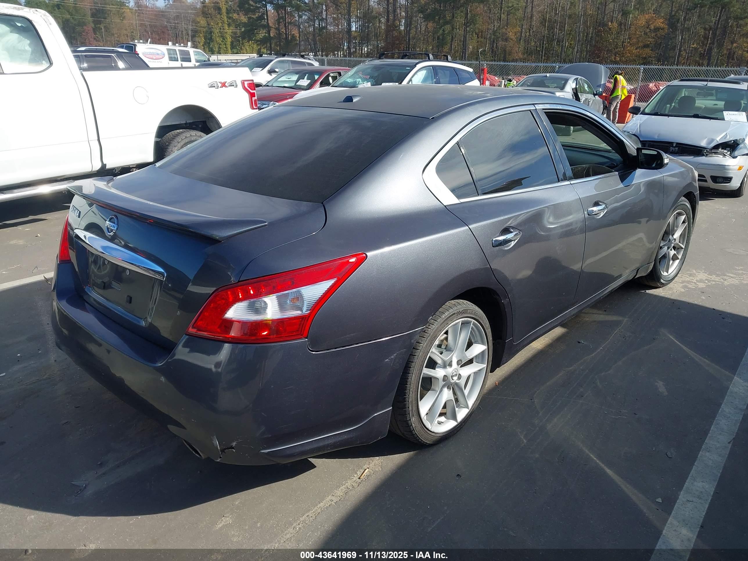 NISSAN MAXIMA image 4