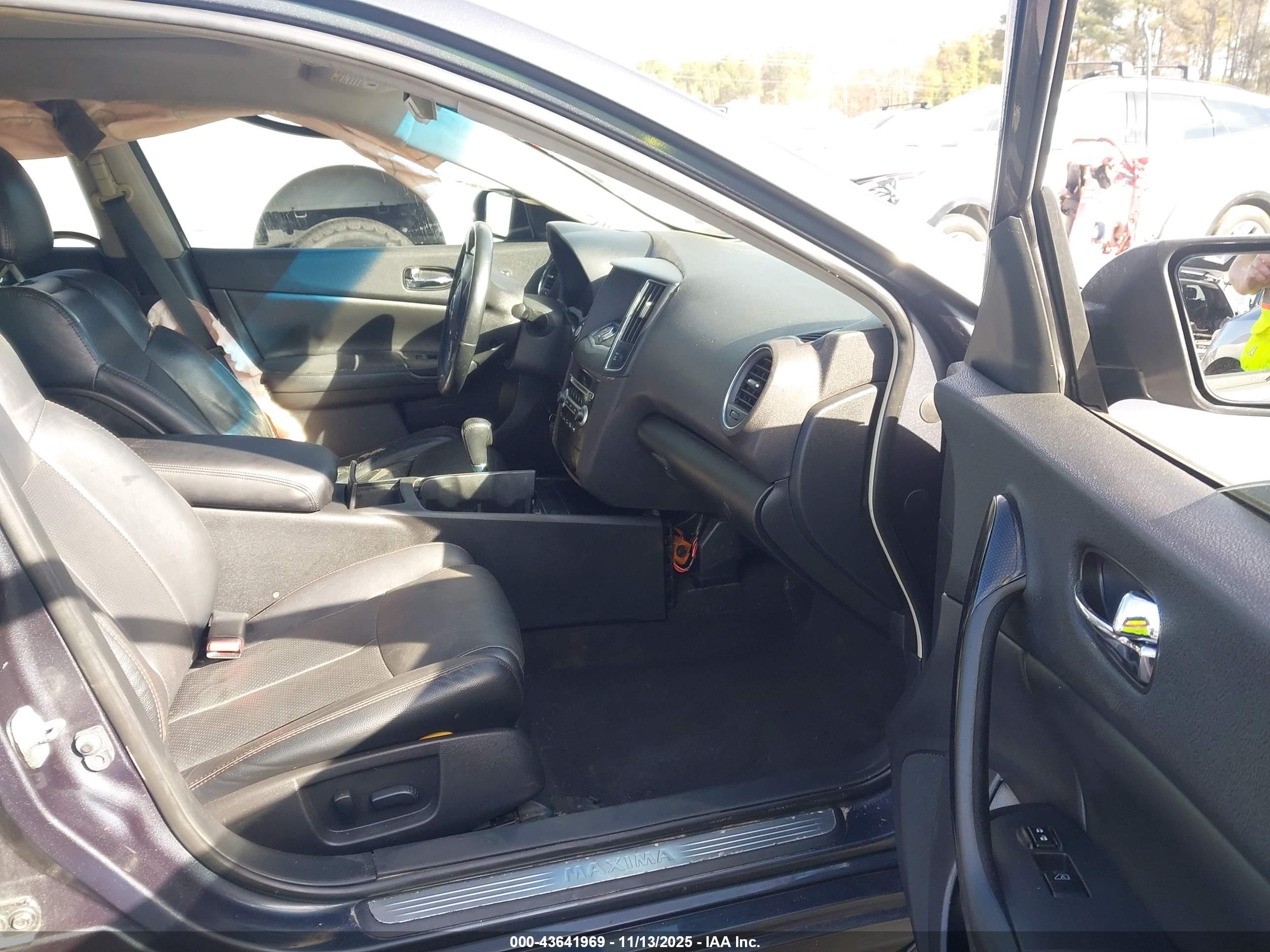 NISSAN MAXIMA image 5