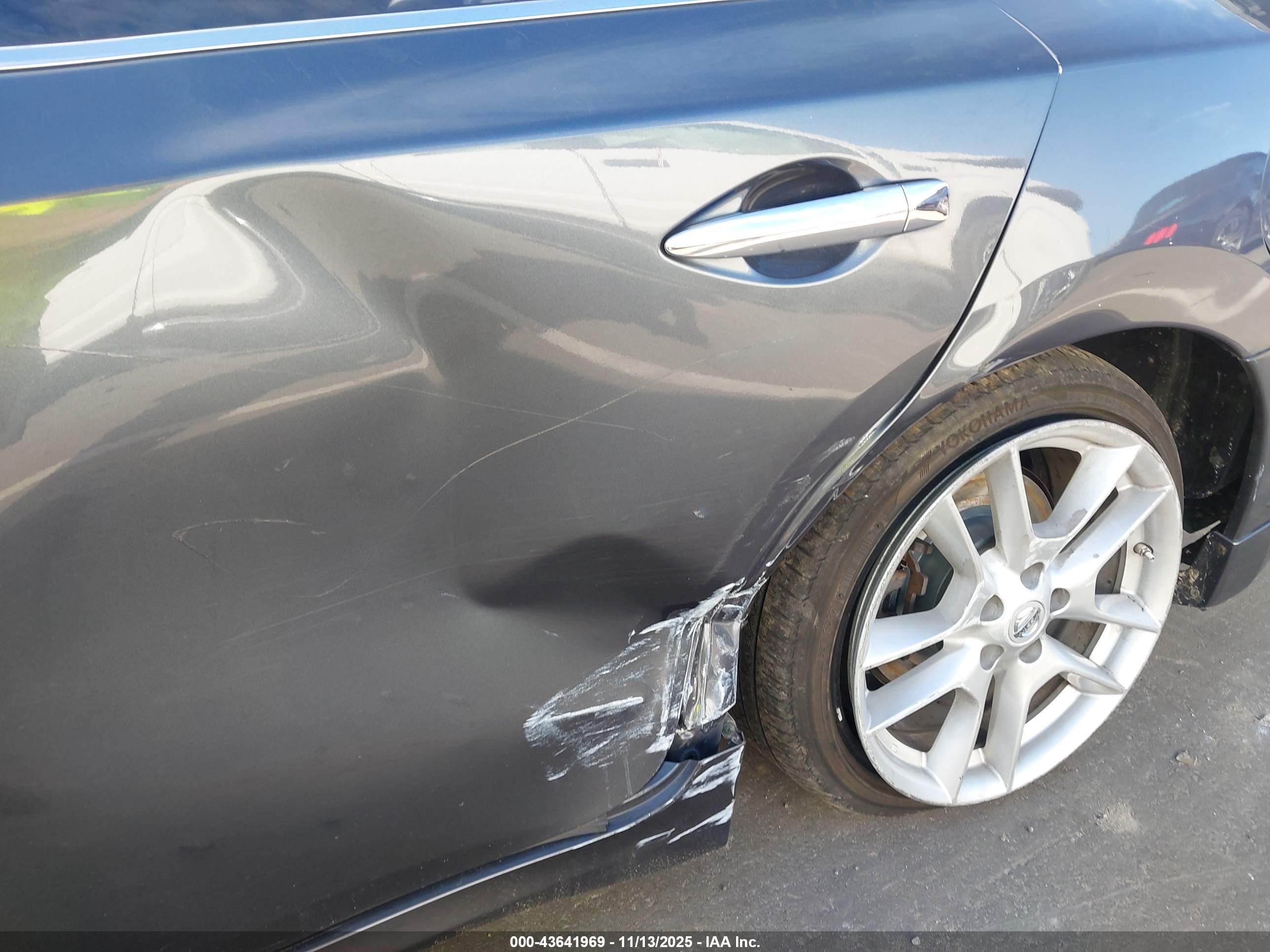 NISSAN MAXIMA image 6
