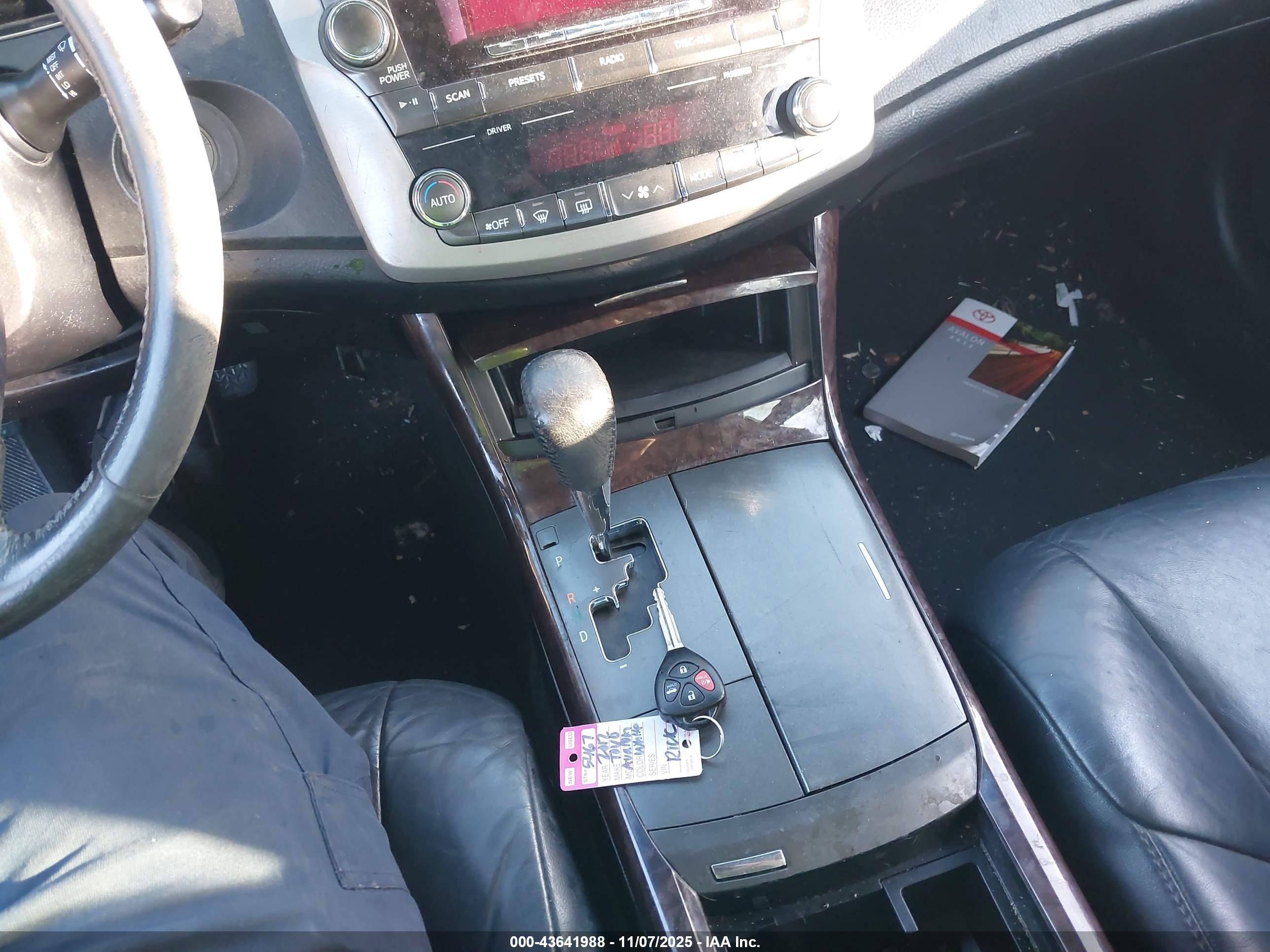 TOYOTA AVALON image 11