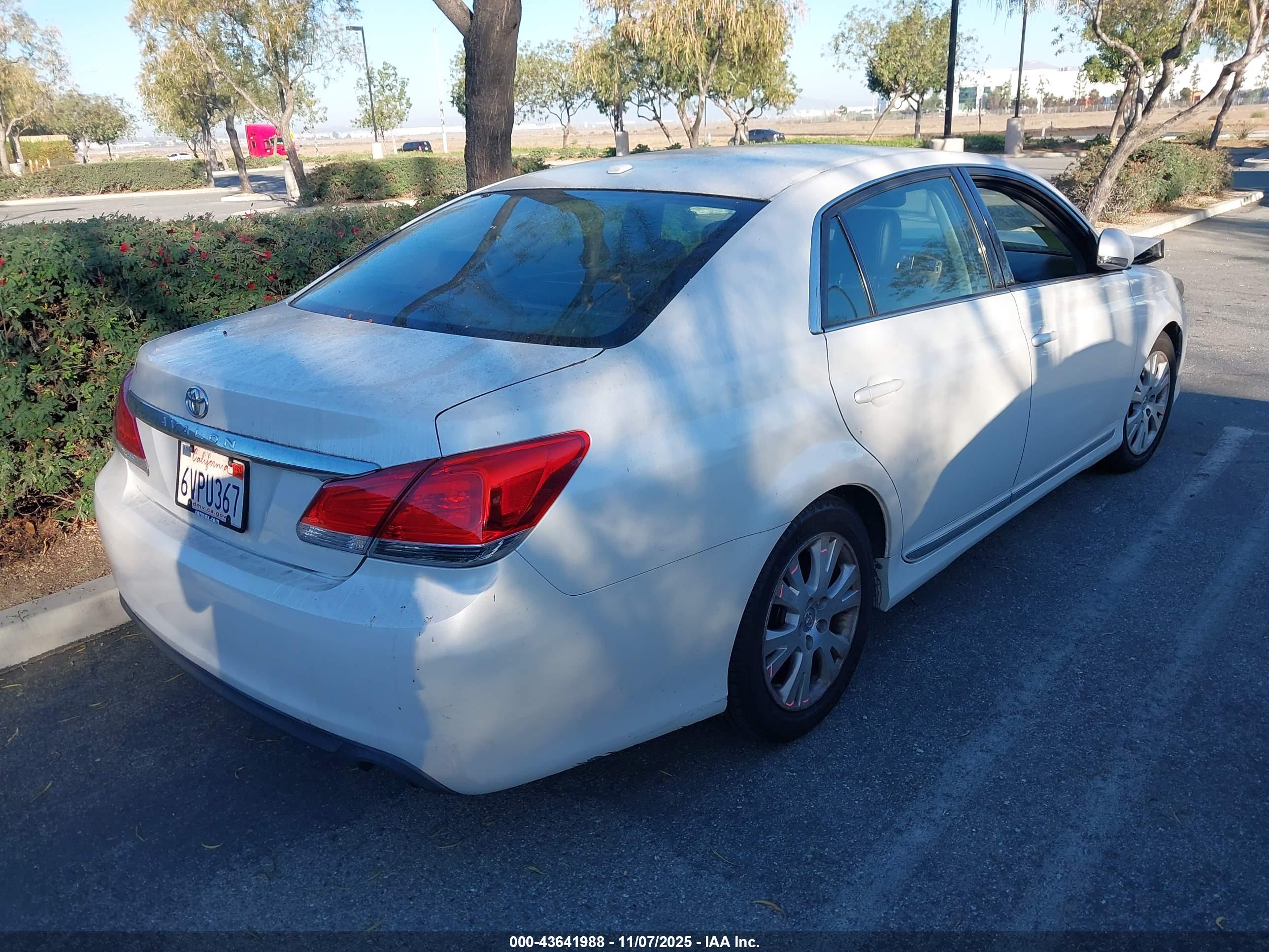 TOYOTA AVALON image 4