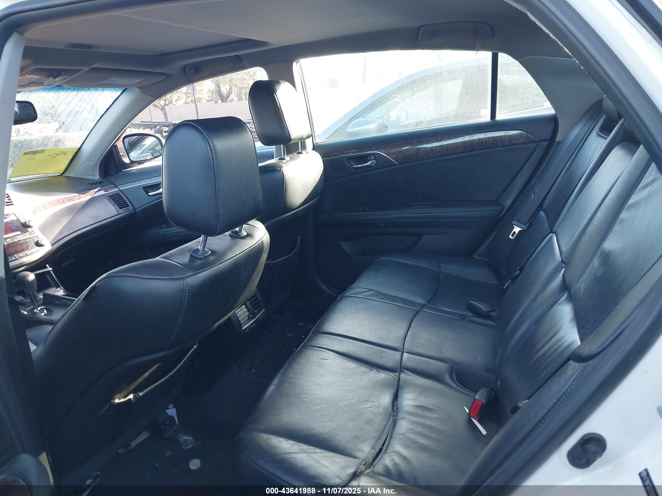 TOYOTA AVALON image 8
