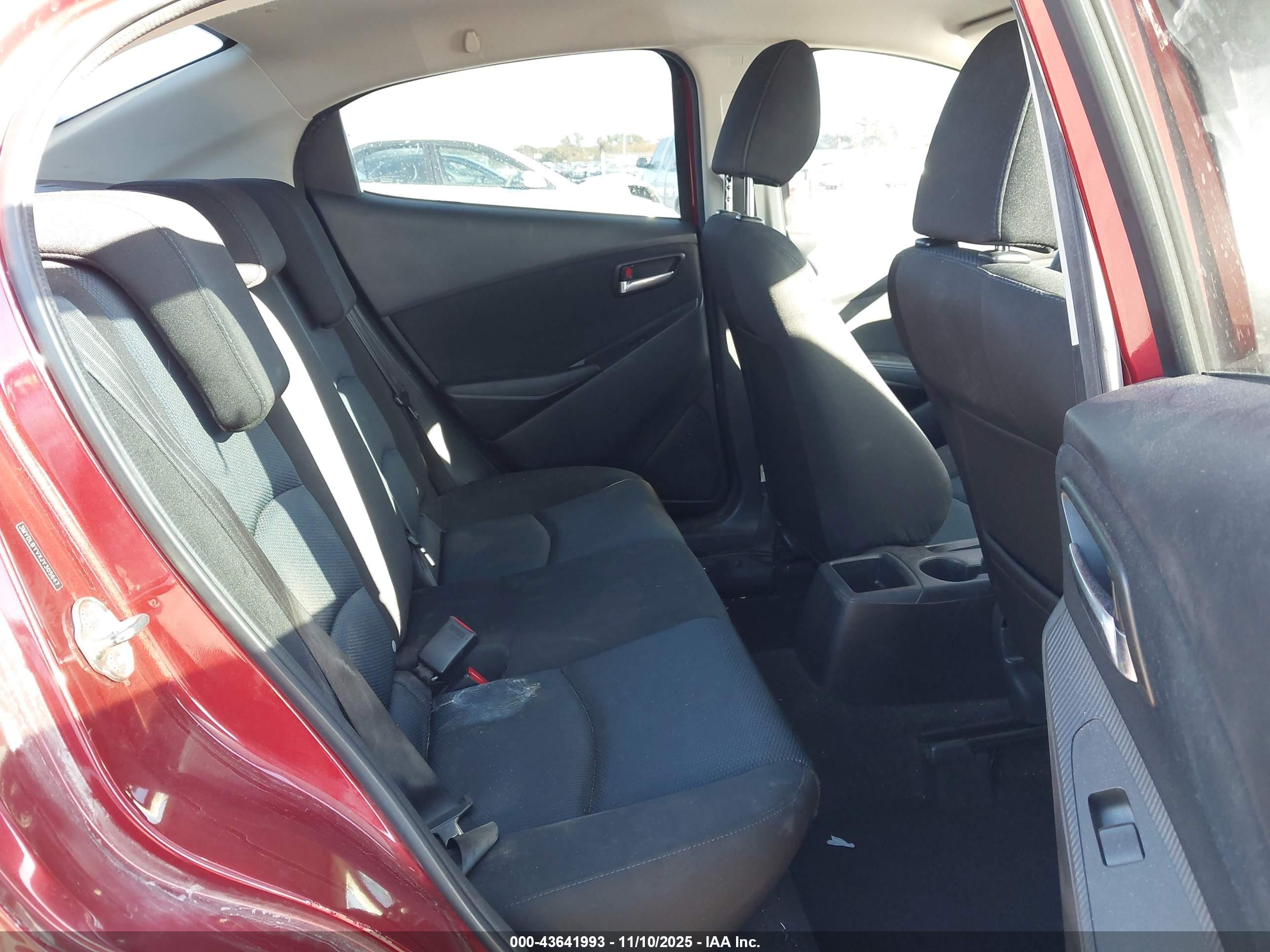 TOYOTA YARIS image 8