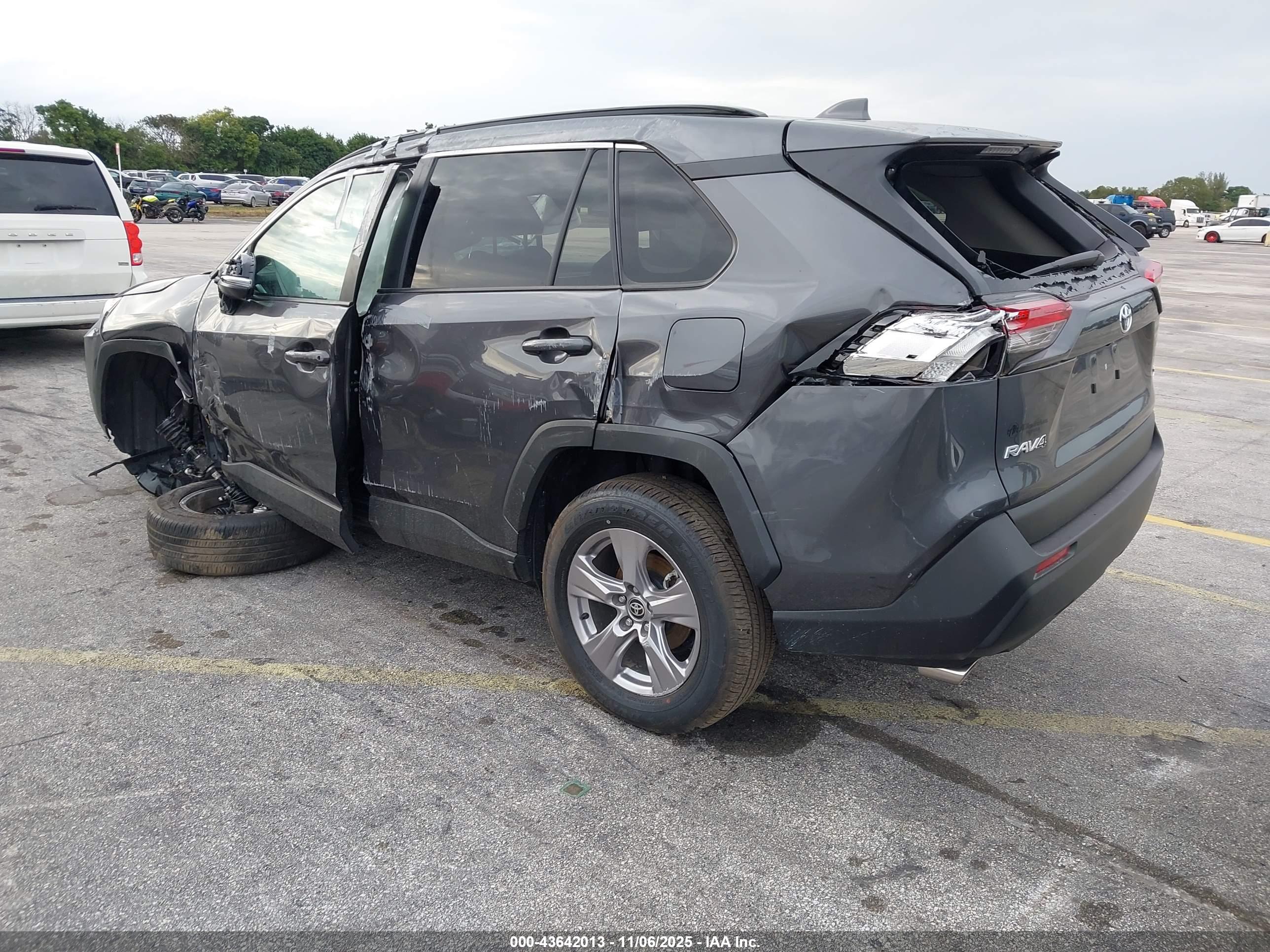 TOYOTA RAV4 image 3