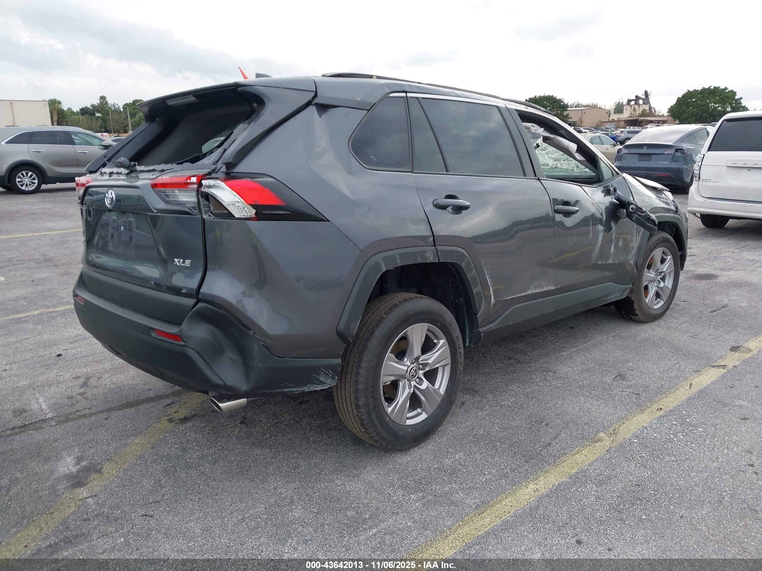 TOYOTA RAV4 image 4