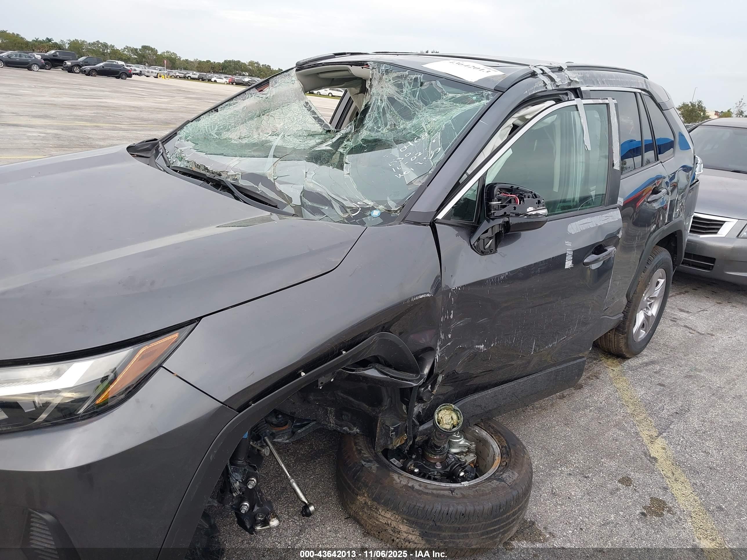 TOYOTA RAV4 image 6