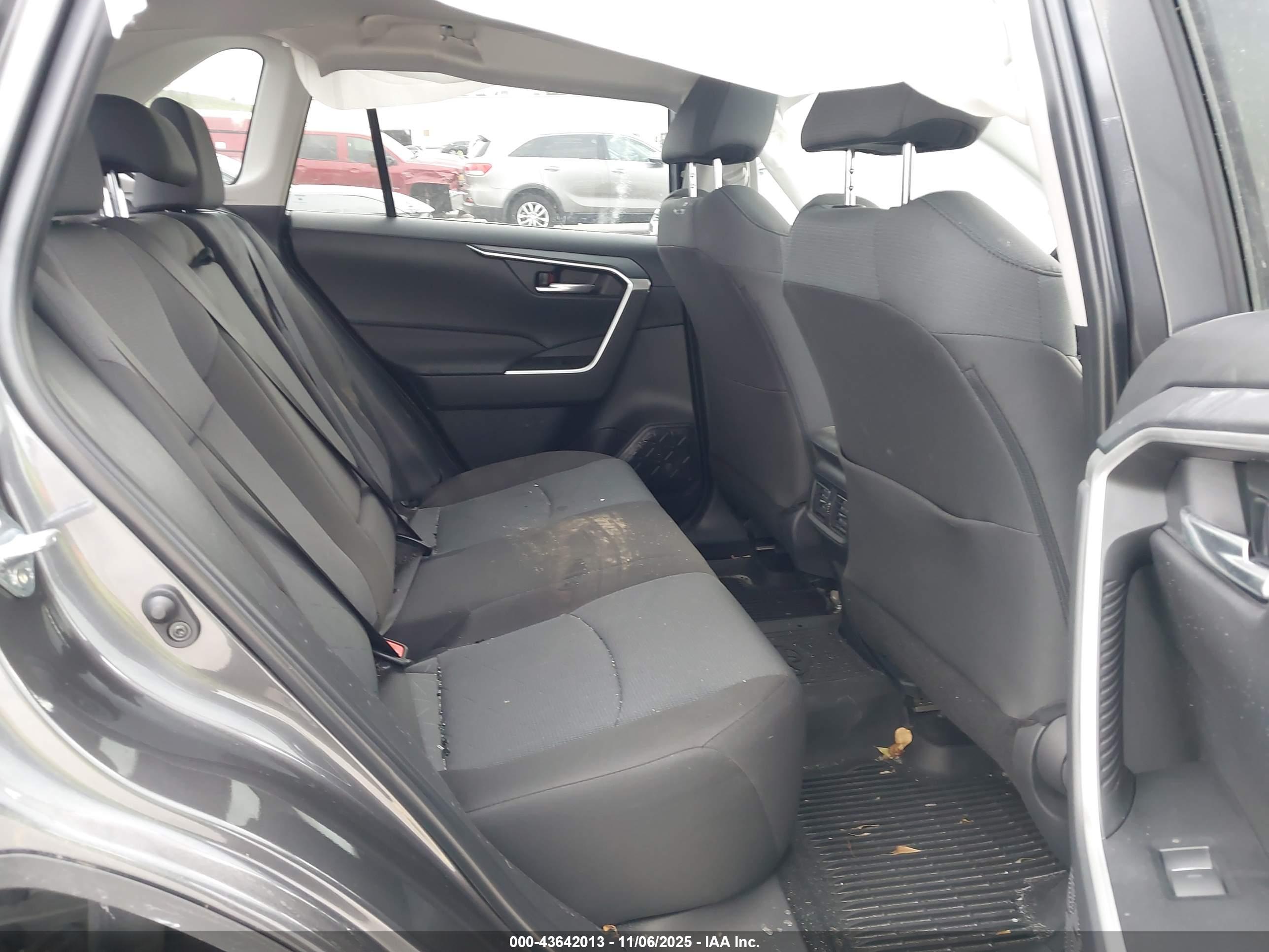 TOYOTA RAV4 image 8