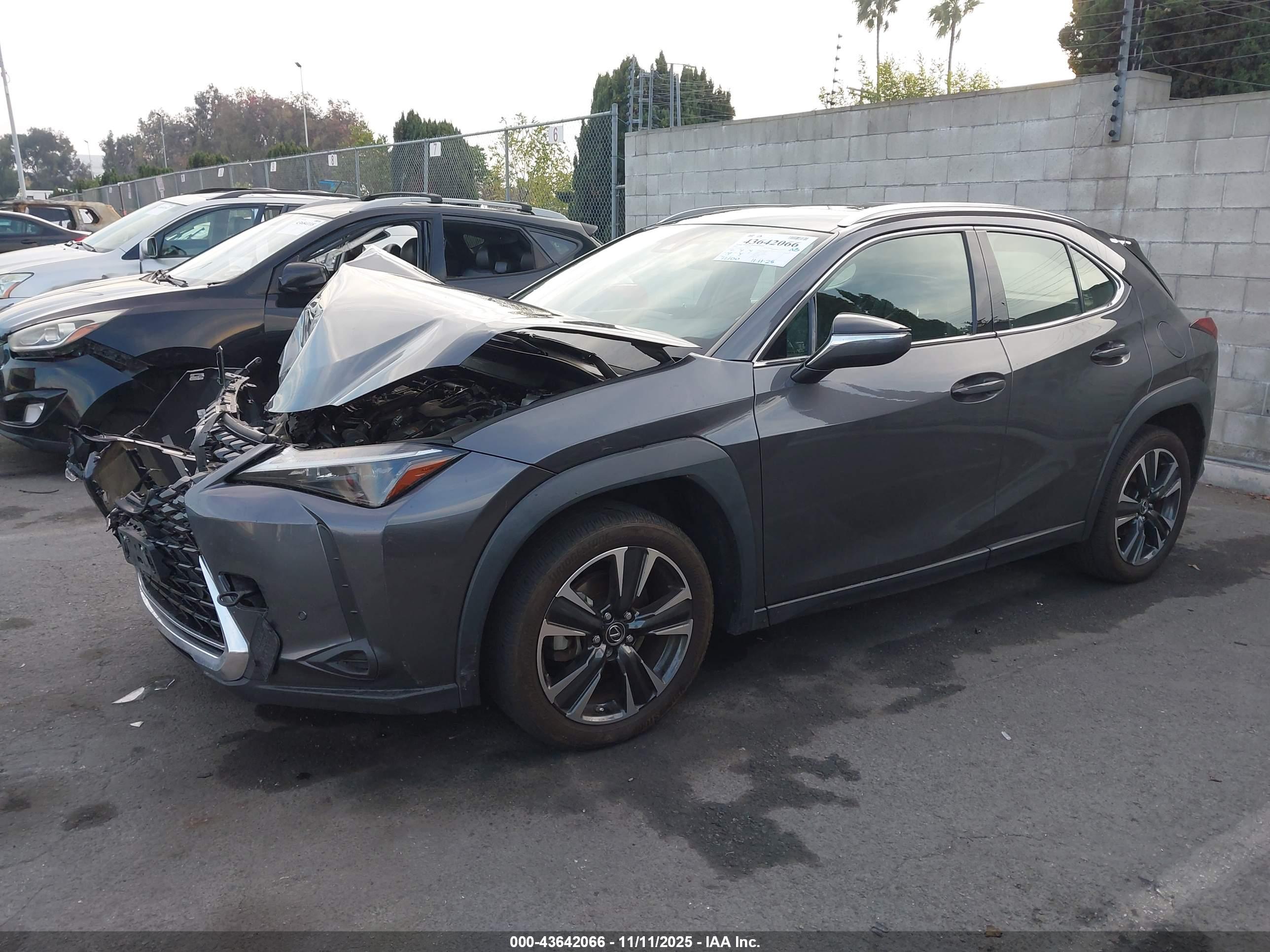 LEXUS UX image 2