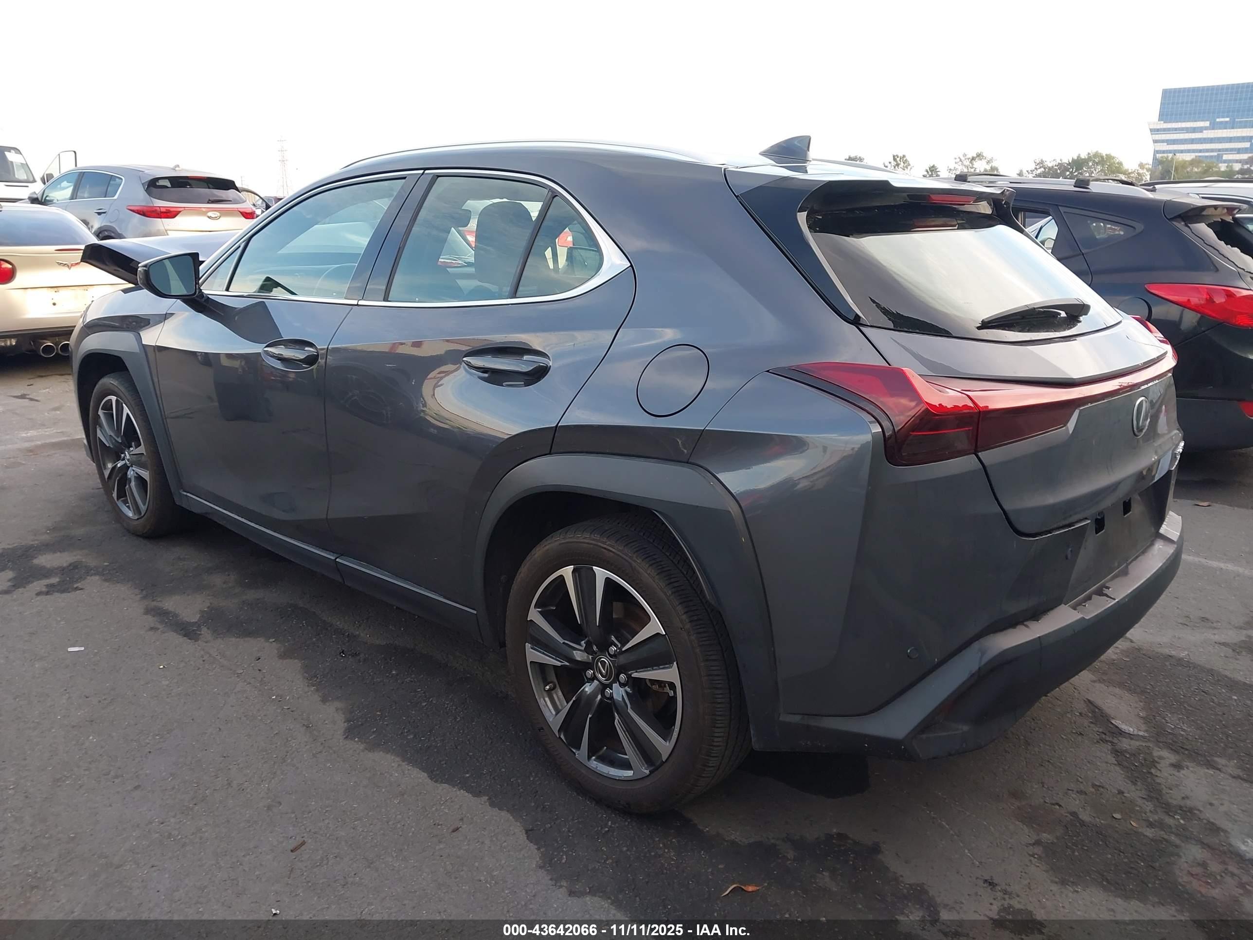 LEXUS UX image 3