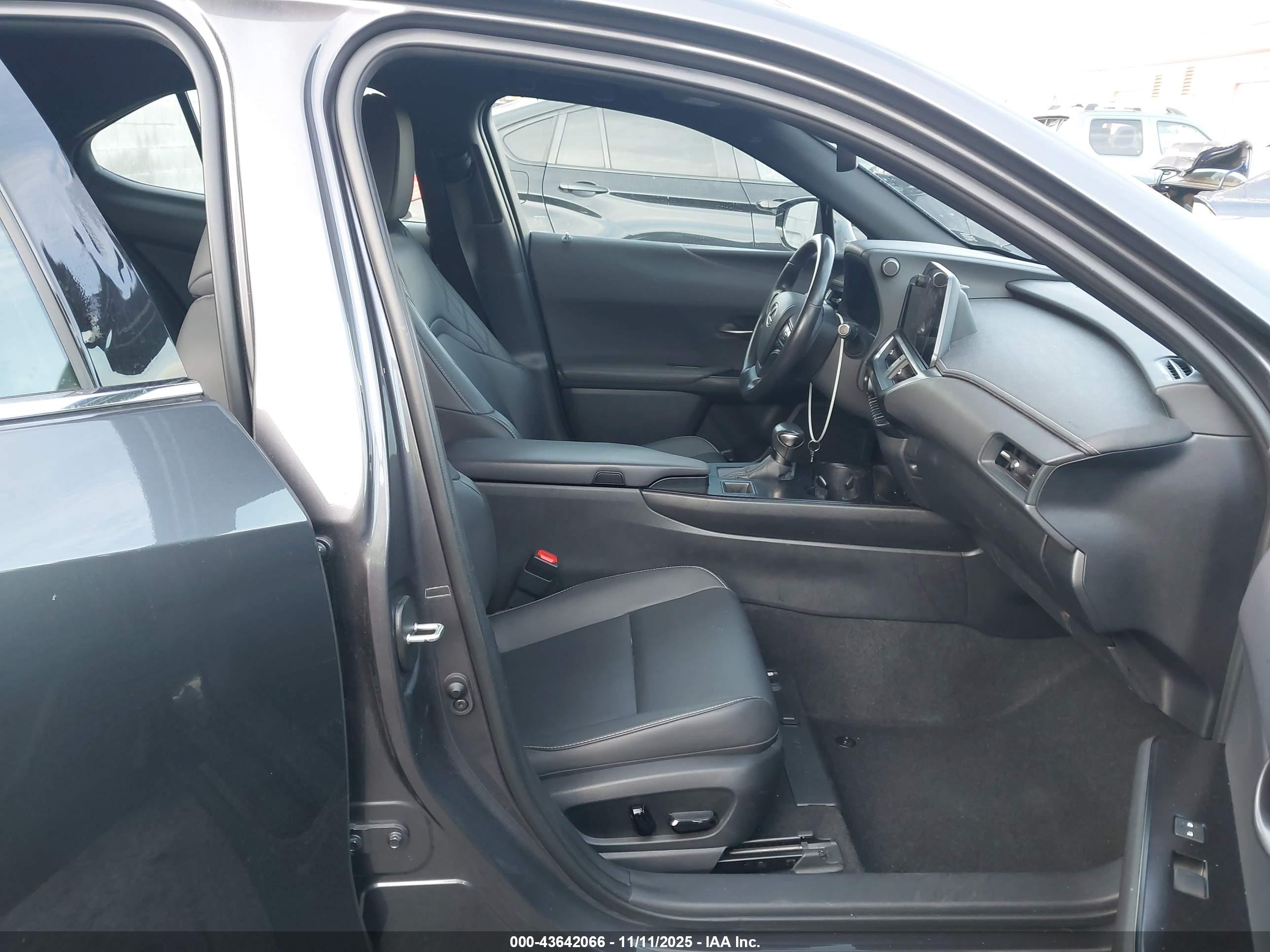 LEXUS UX image 5