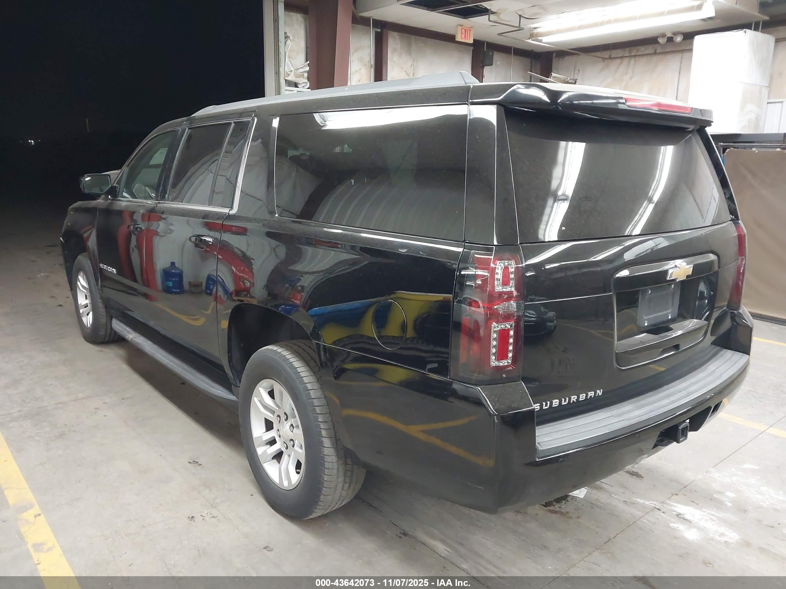 CHEVROLET SUBURBAN image 3